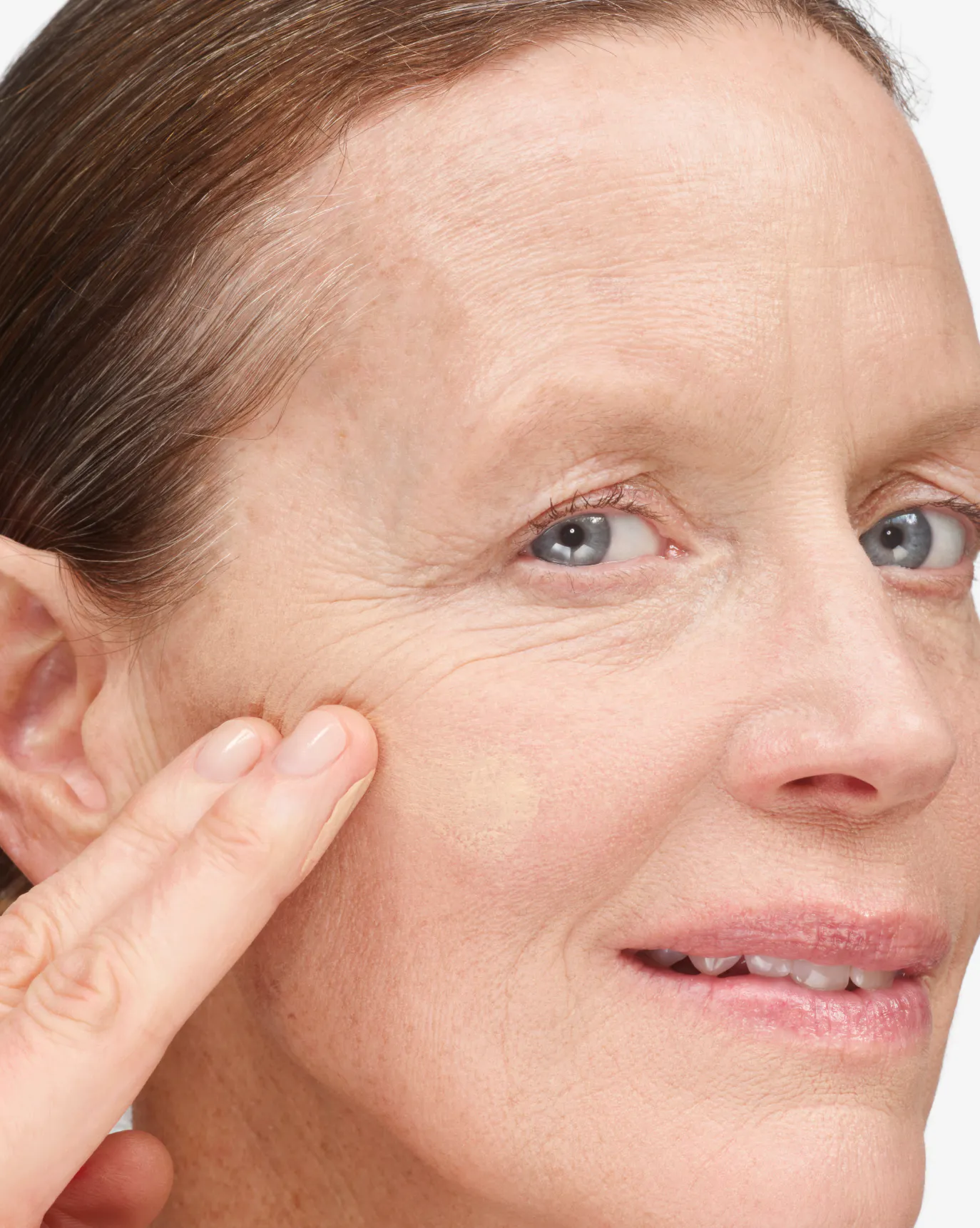 Muffy applies Stretch Fluid Foundation in L1.