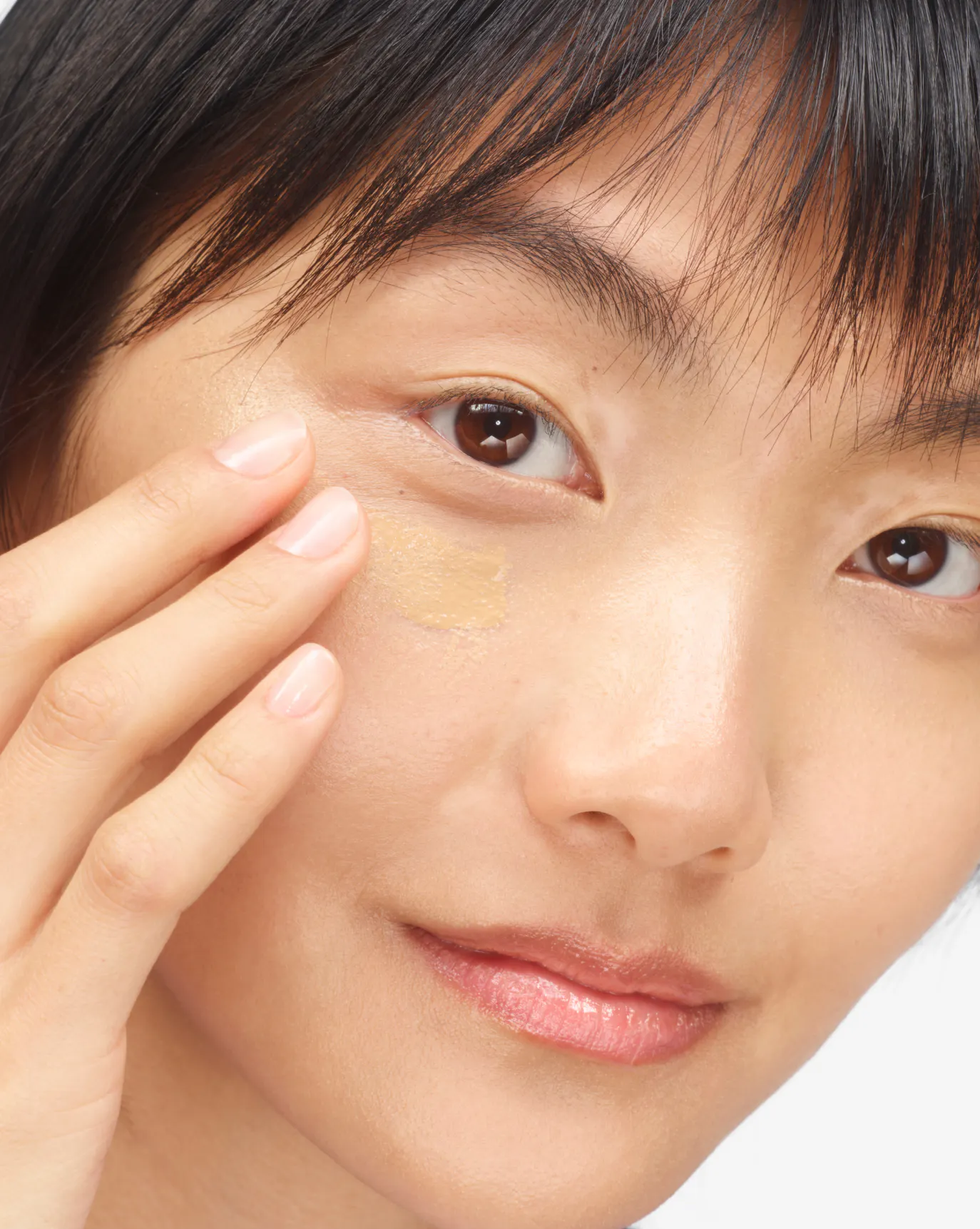 Yoyo applies Stretch Fluid Foundation in M1.