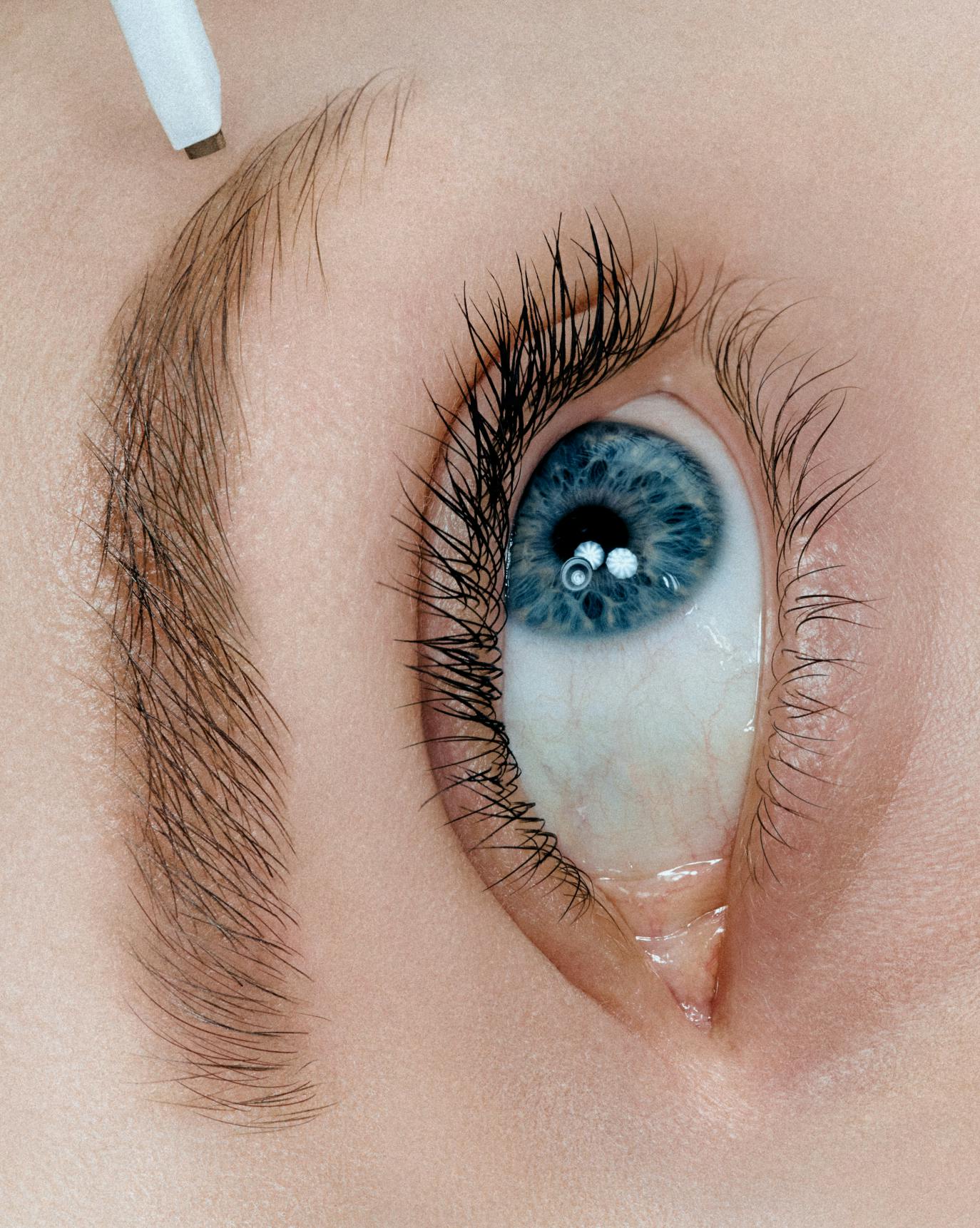 Sasha wears Boy Brow Arch in Cool Blond.