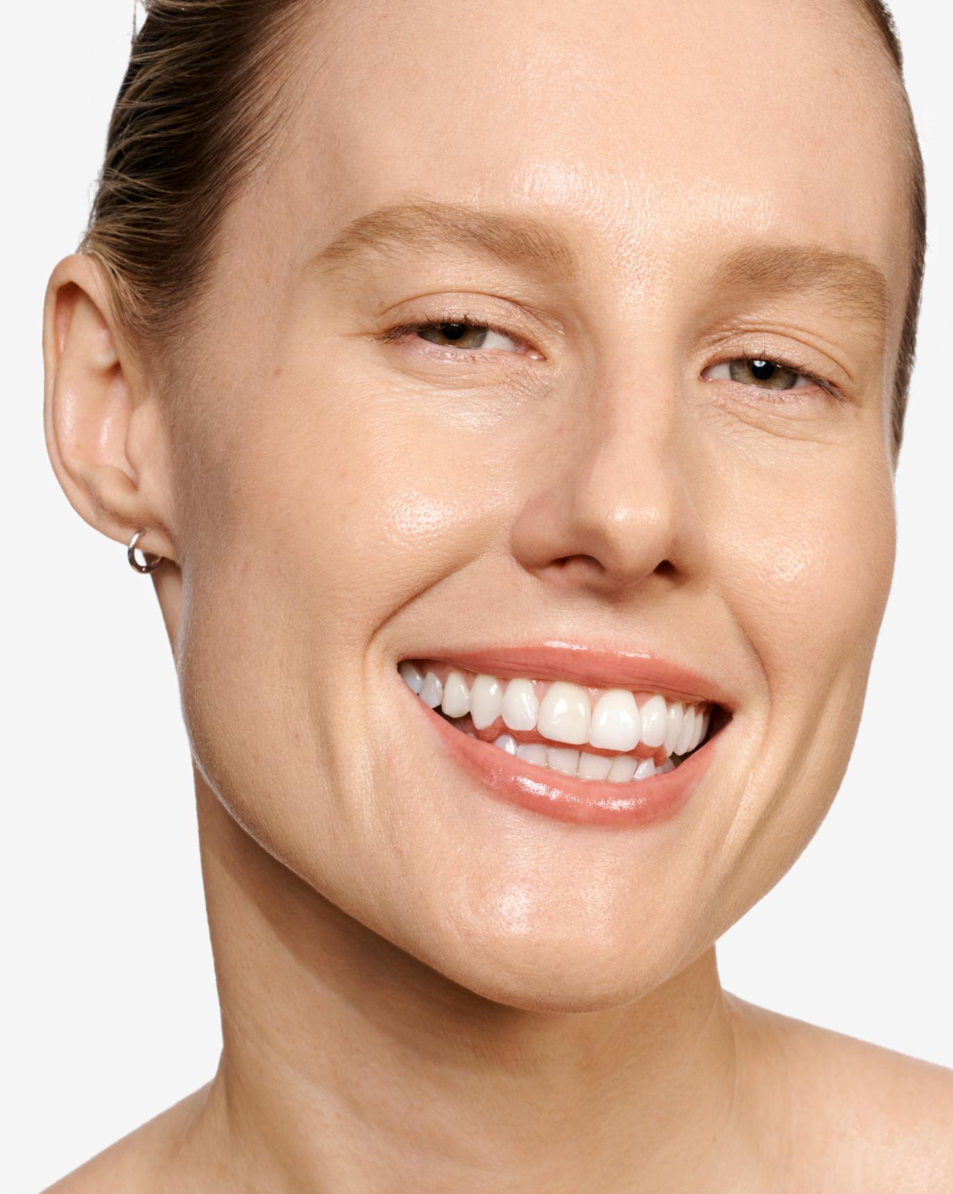 Elly wears Boy Brow Arch in Warm Blond