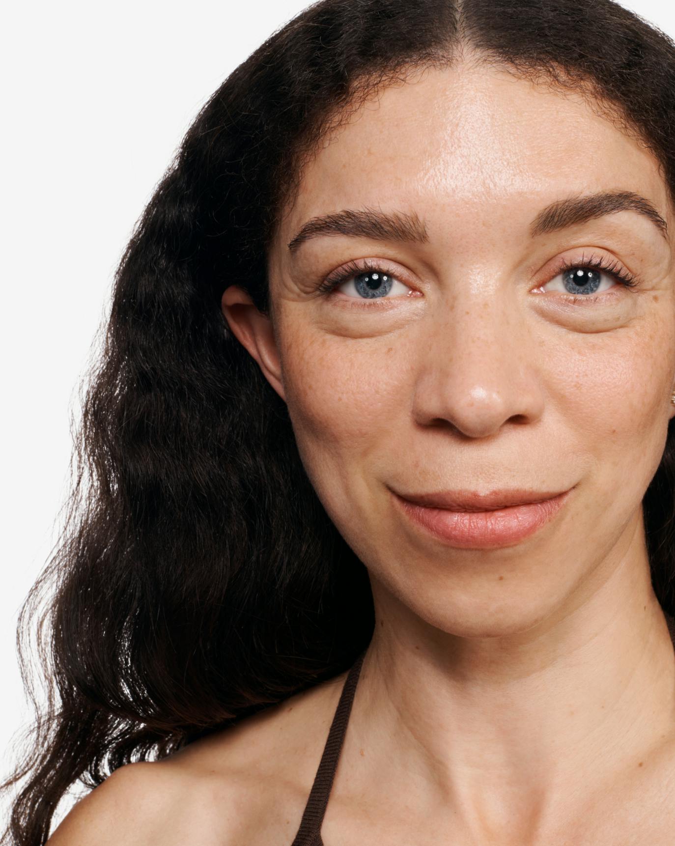 Anja wears Boy Brow Arch in Warm Brown