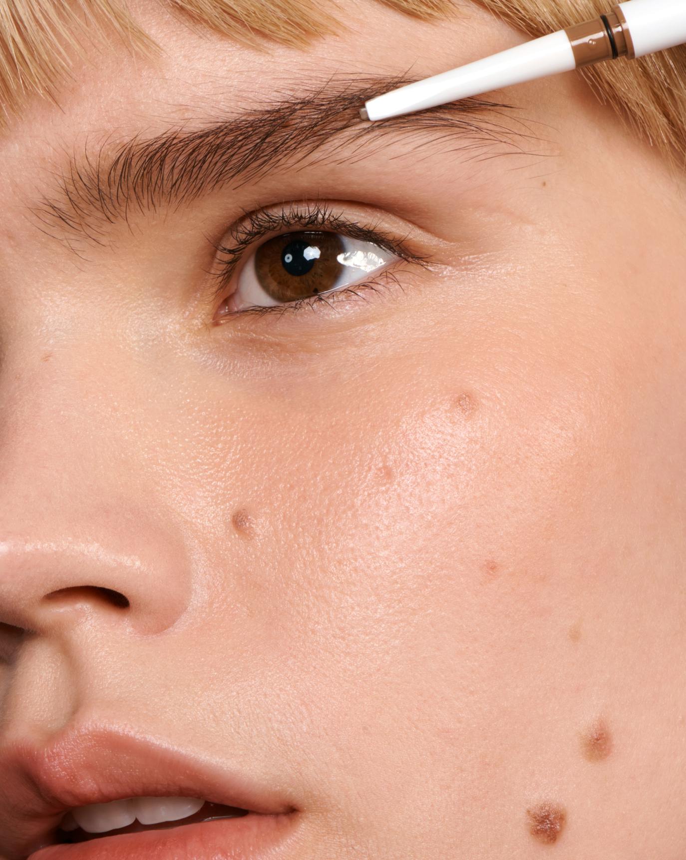 Amelia wears Boy Brow Arch in warm Brown