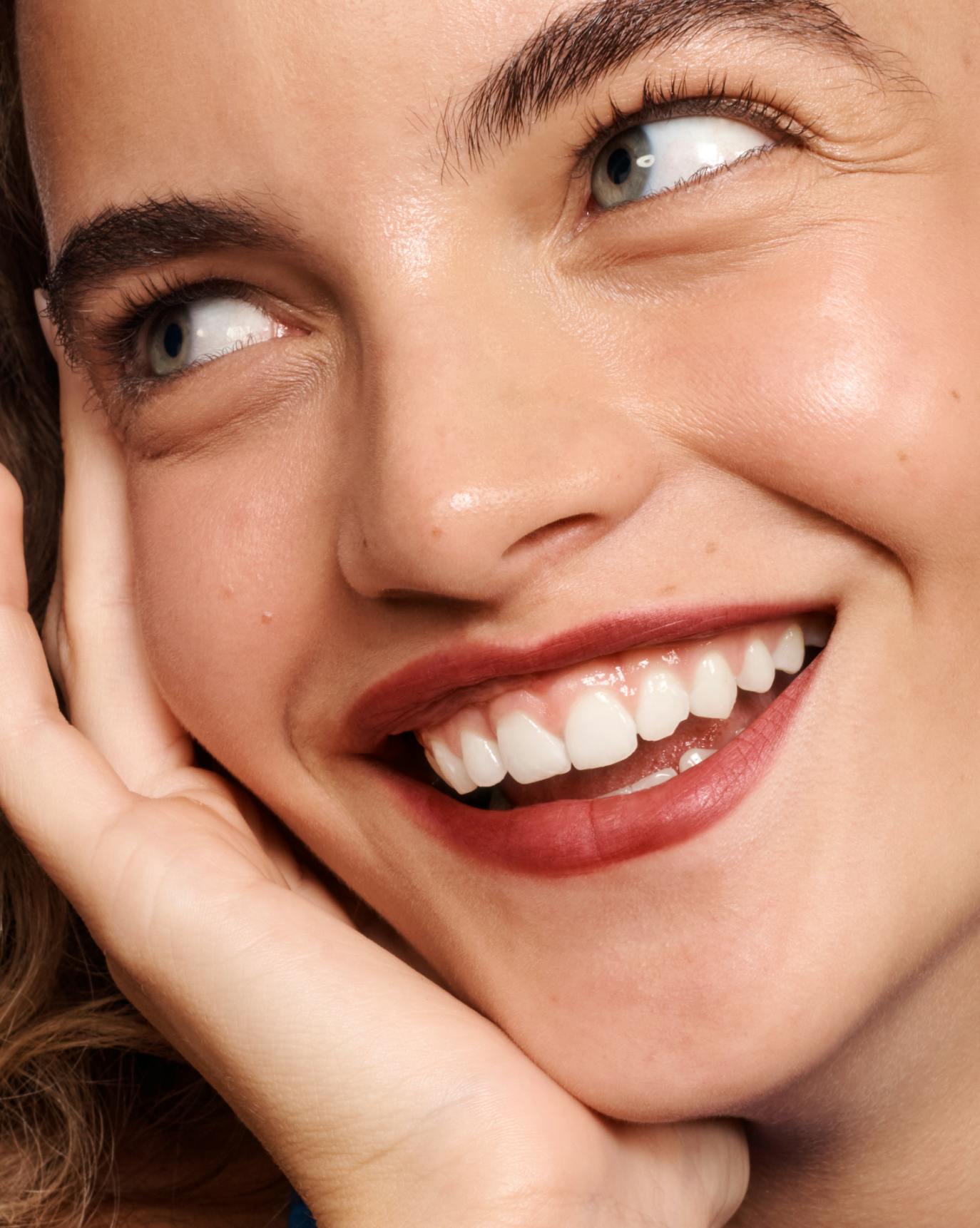 Sasha wears Espresso Balm Dotcom.