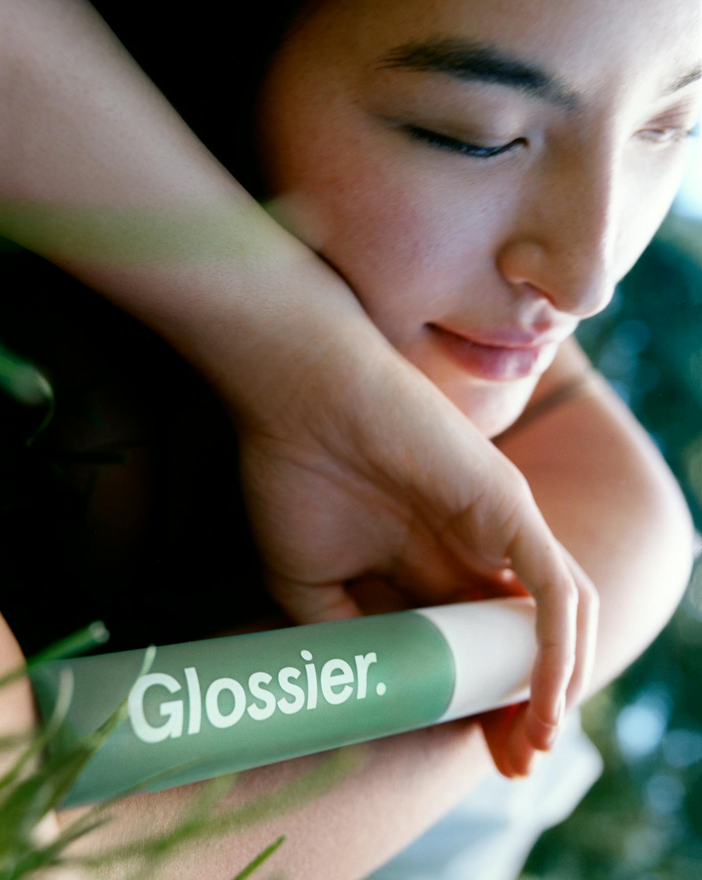 Yumi wears Orange Blossom Neroli Body Spritz.