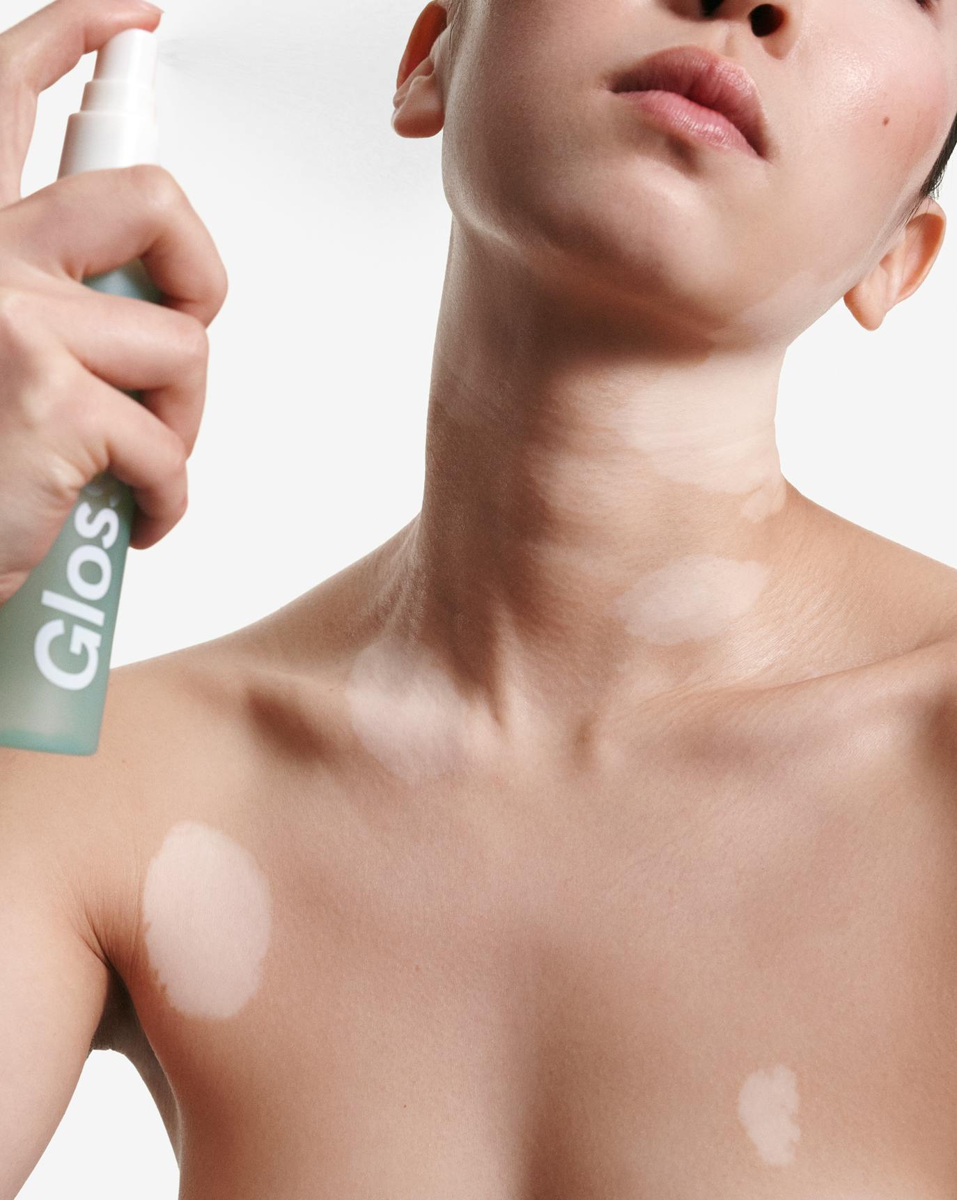 TALENT wears Sandstone Body Spritz.