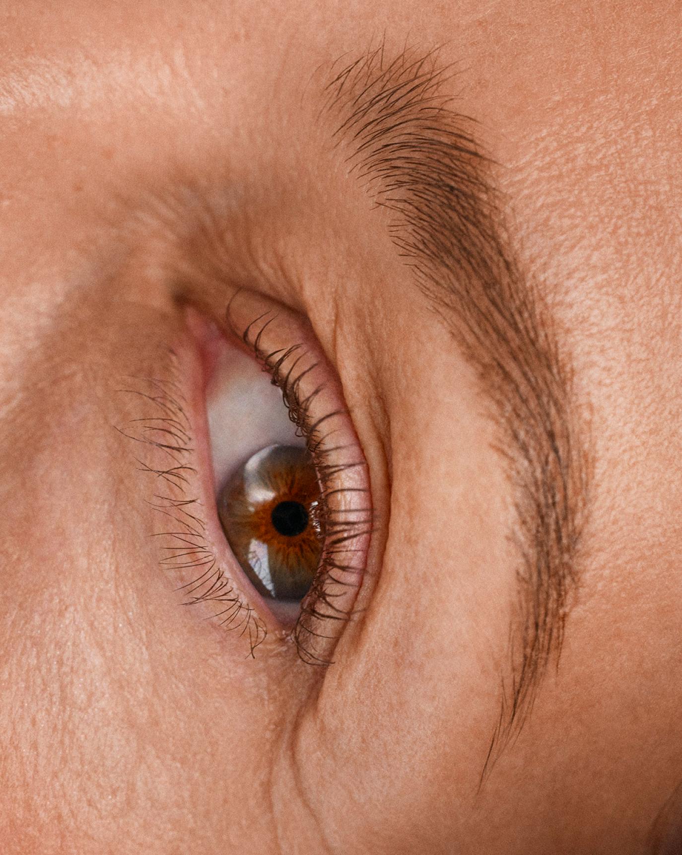 Jane wears Boy Brow in Brown.