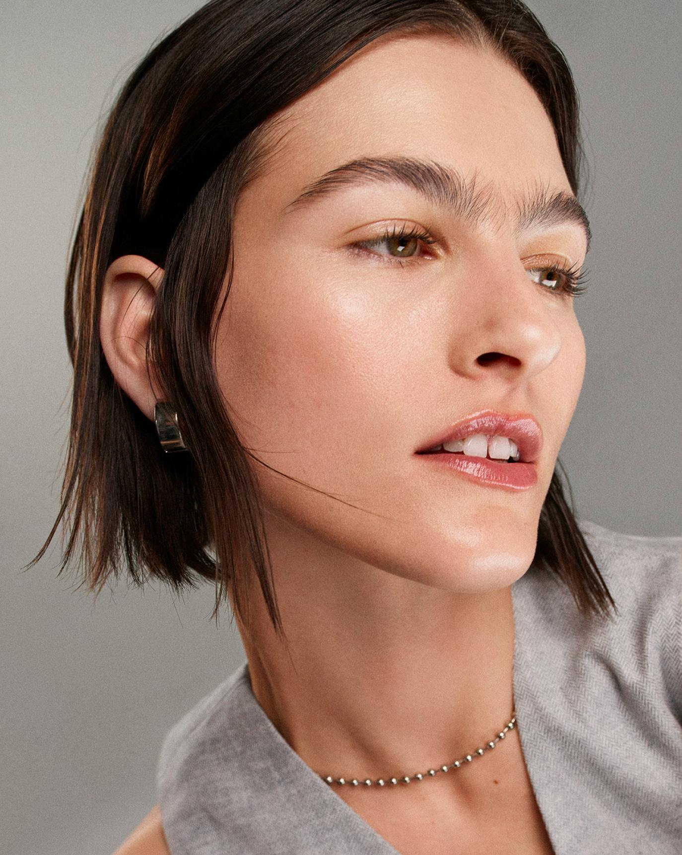 Athena wears Boy Brow in Clear.