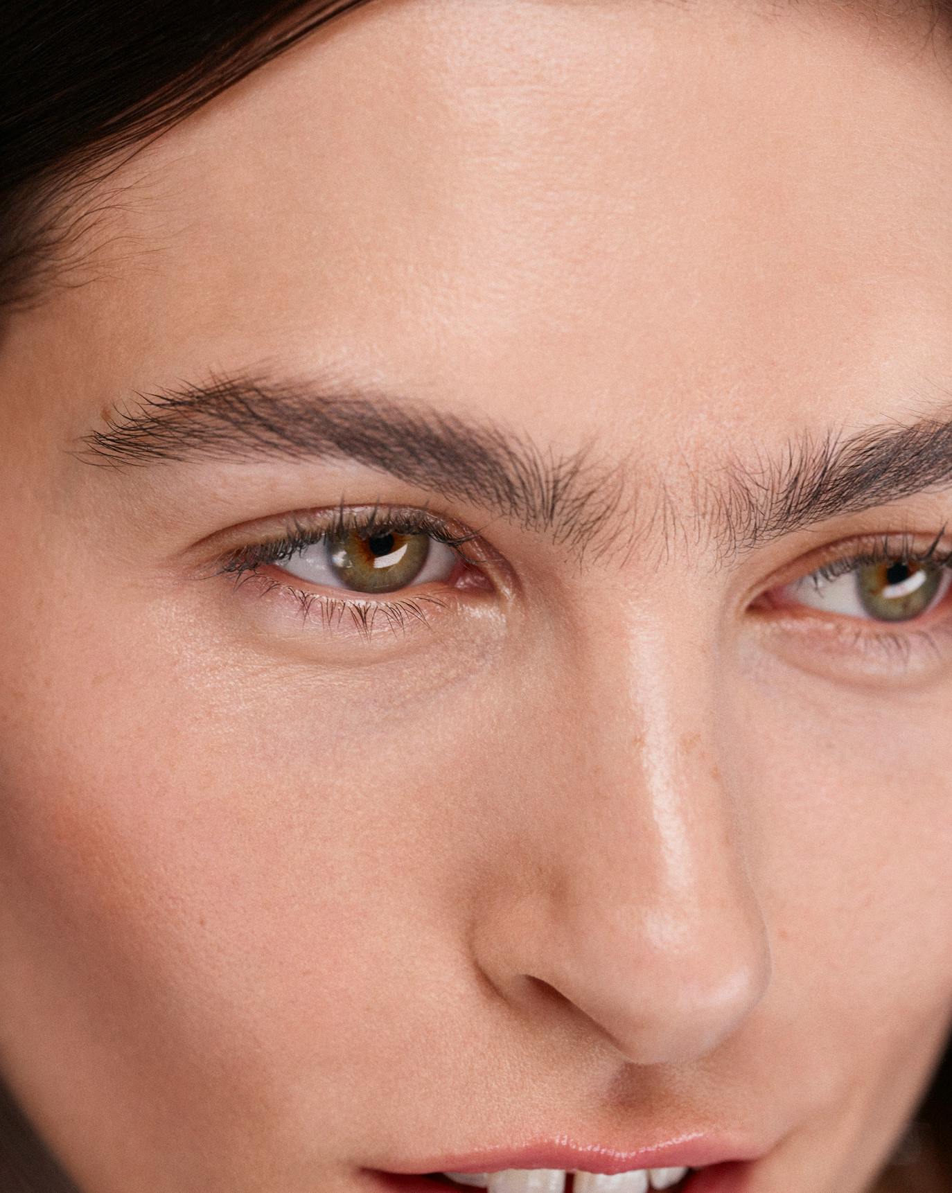 Athena wears Boy Brow in Clear.