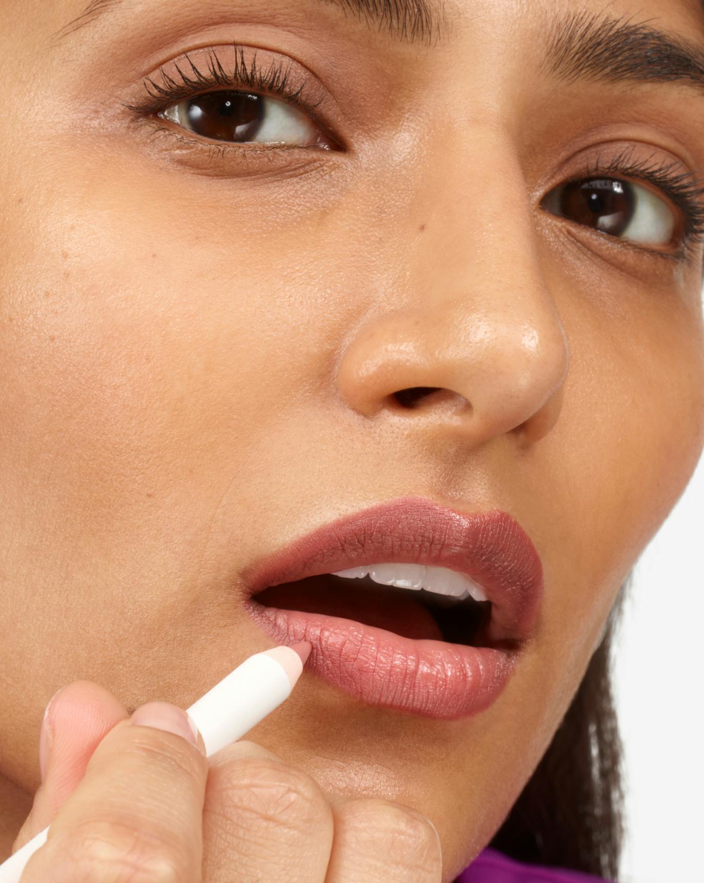 Sara wears Lip Line in Bit.