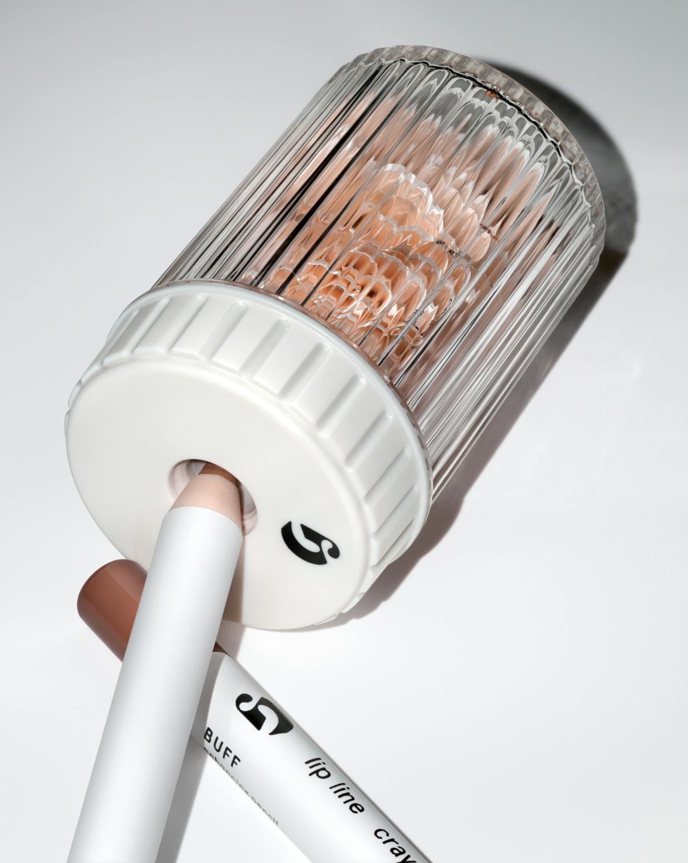 Yoyo wears Lip Line in Buff.