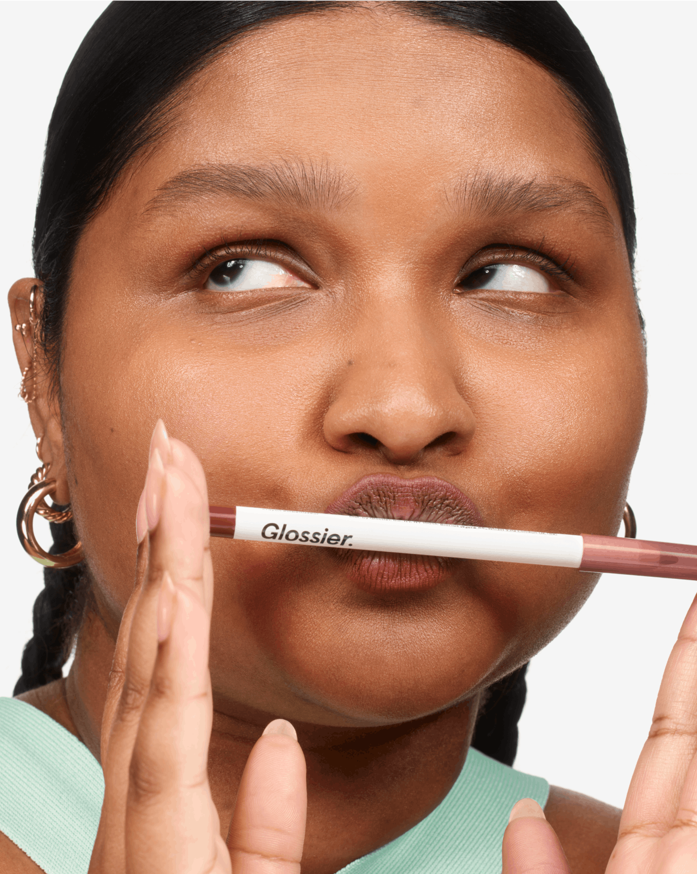 Sarennya wears Lip Line in Flush
