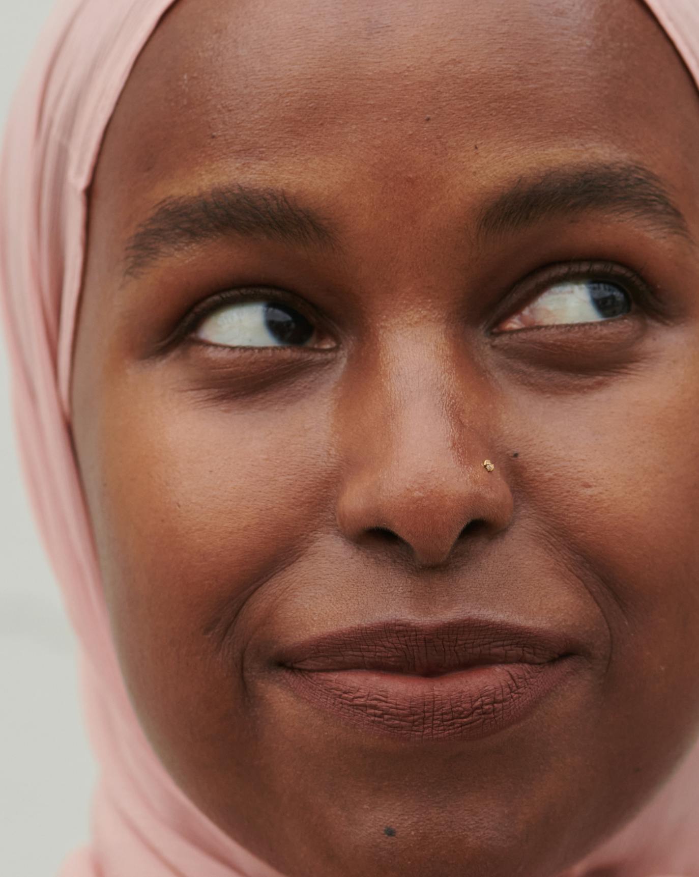 Nasra wears Lip Line in Grip.