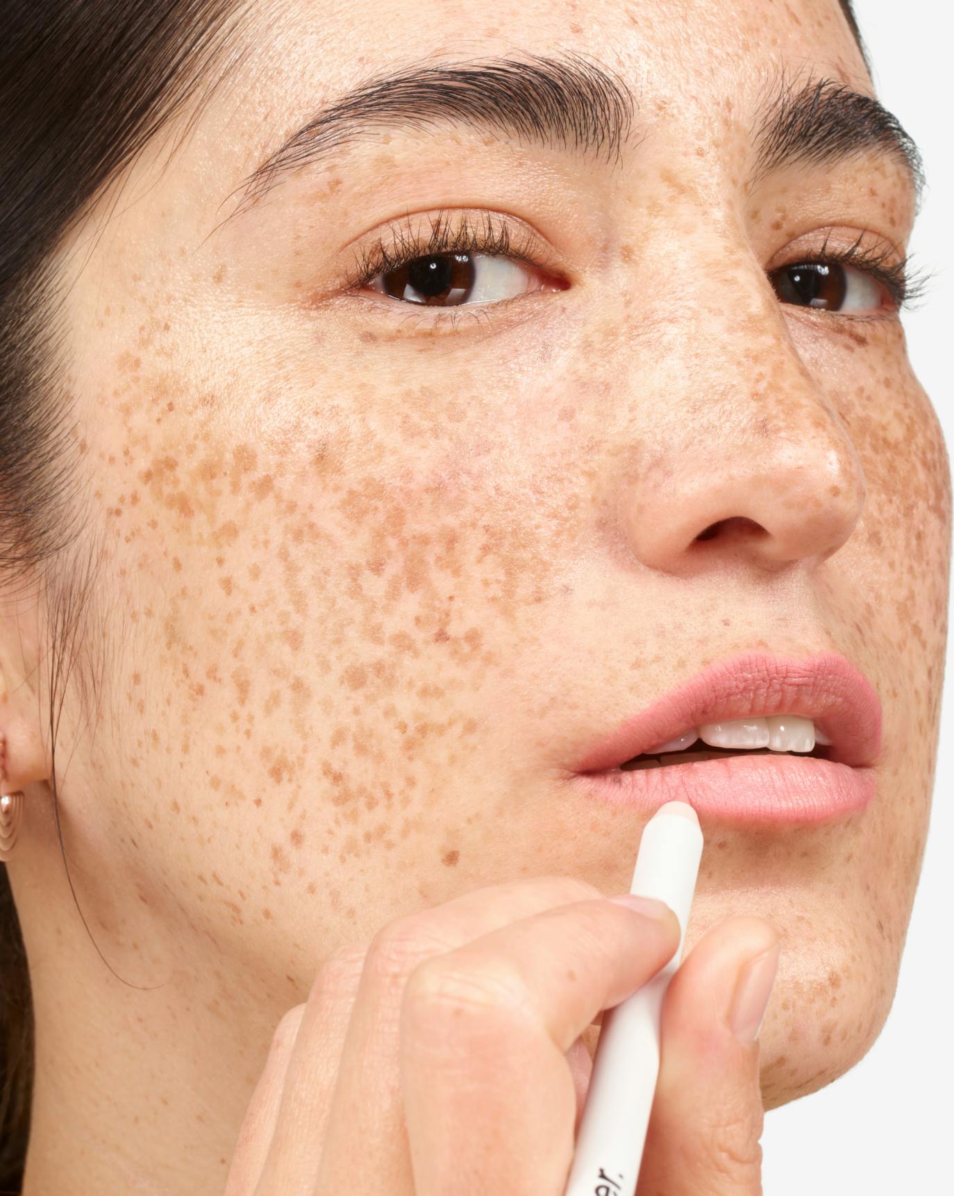 Asia wears Lip Line in Hold.