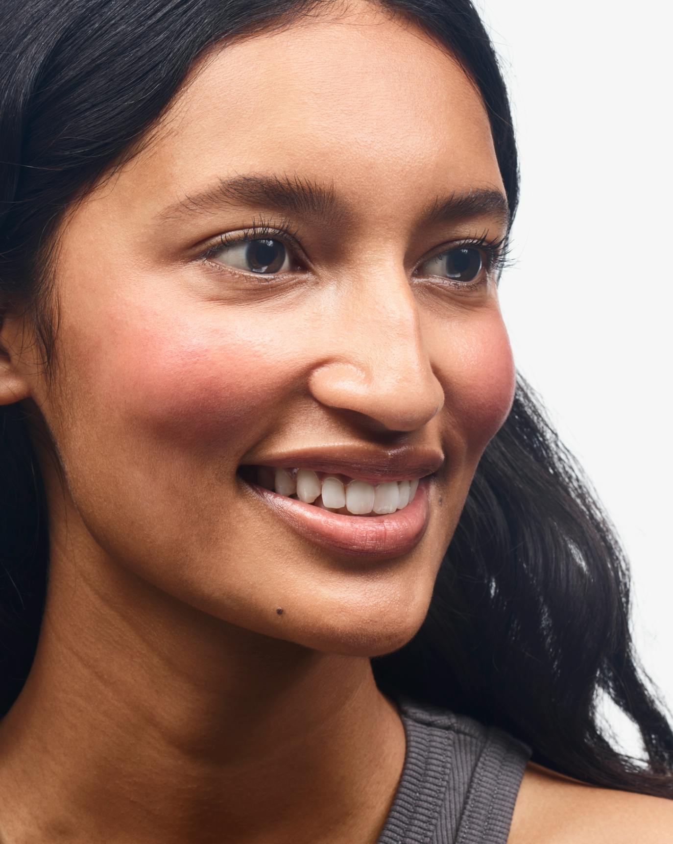 Thasfia wears Cloud Paint in Eve.