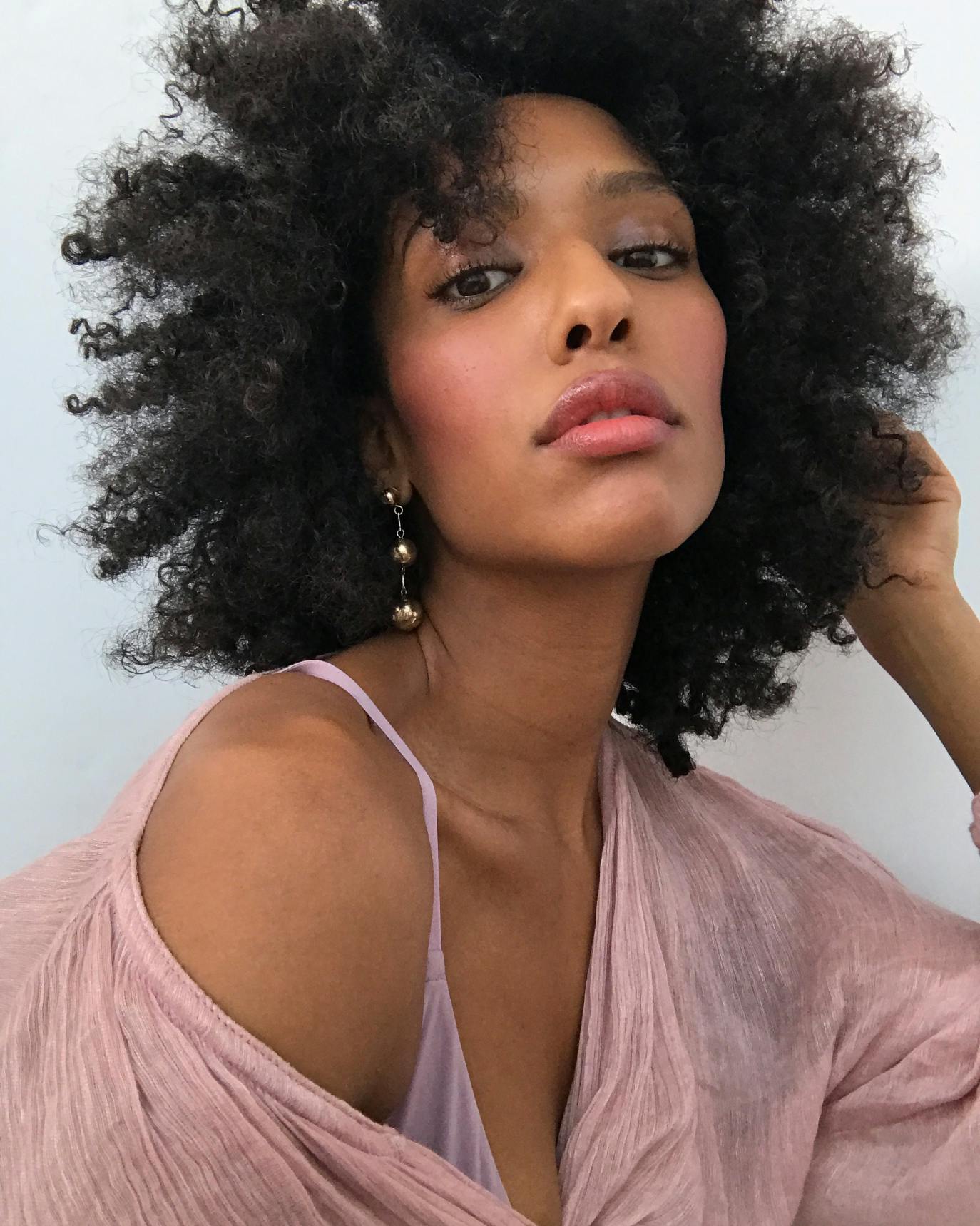 Mekdes wears Cloud Paint in Haze.