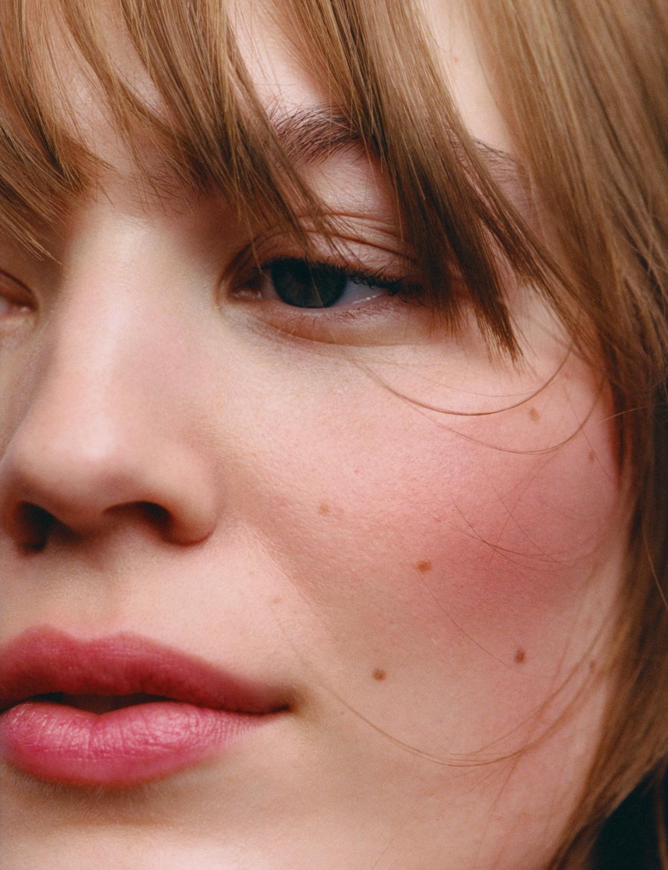 Lulu wears Cloud Paint in Soar.