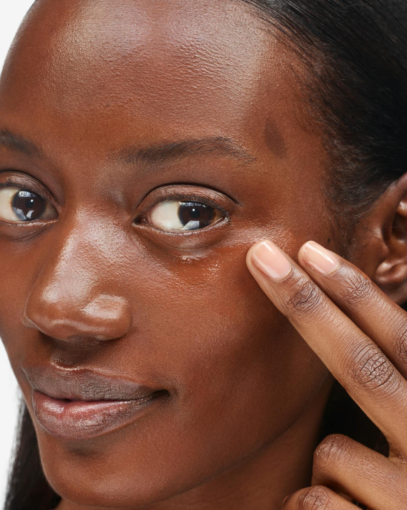 Brenda applies Stretch Balm Concealer in D5.