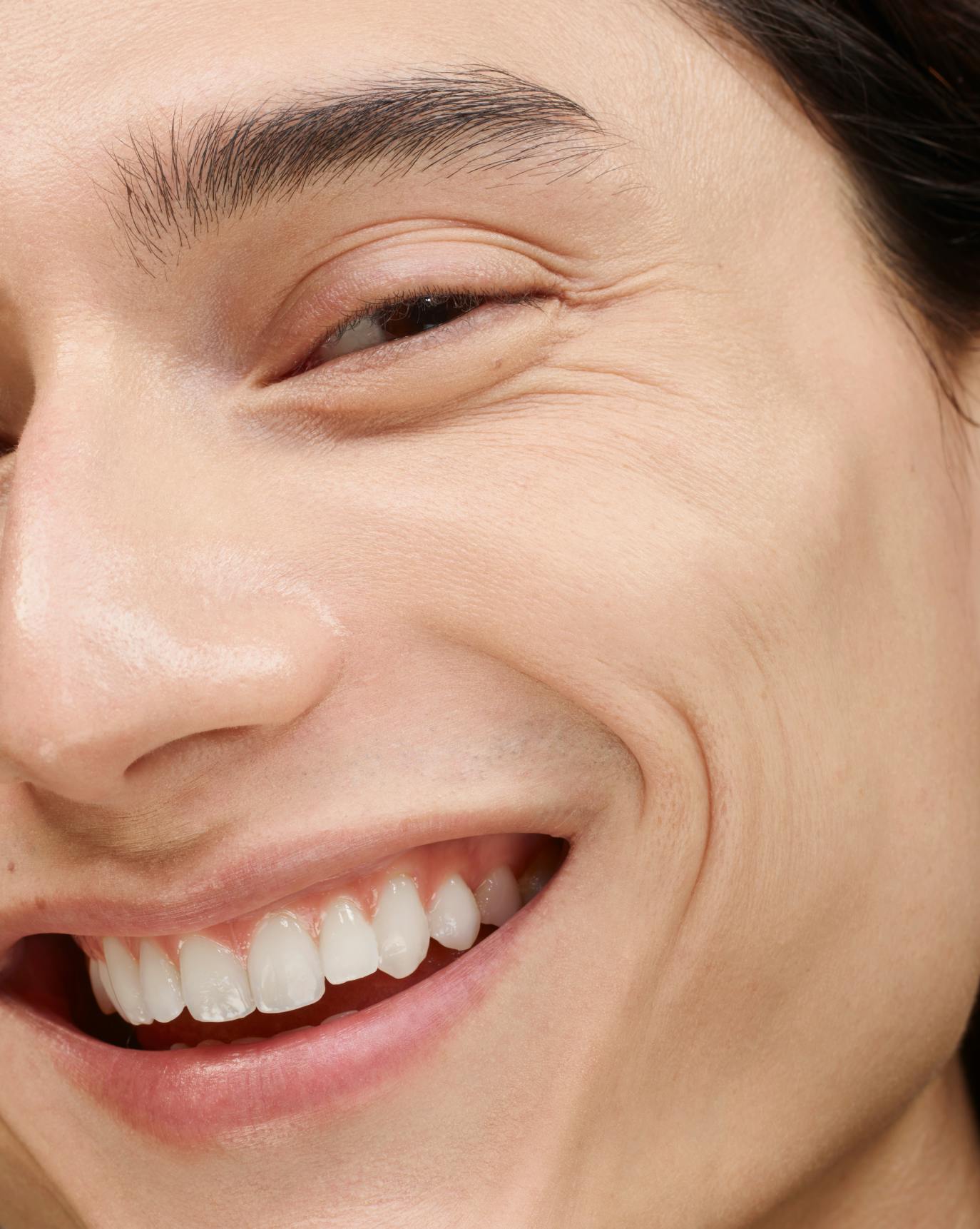 Cameron applies Stretch Balm Concealer in L1.