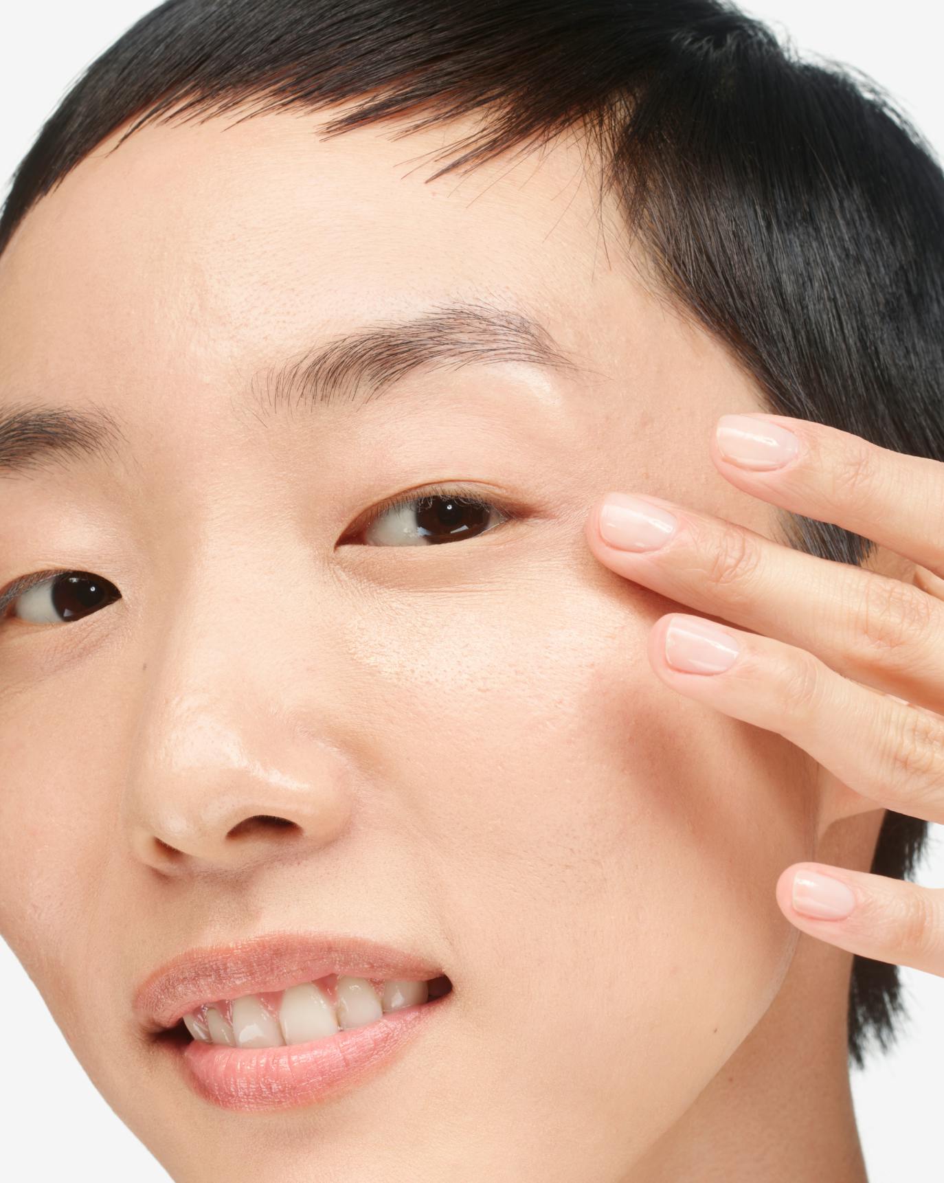 Ayelen applies Stretch Balm Concealer in L2.