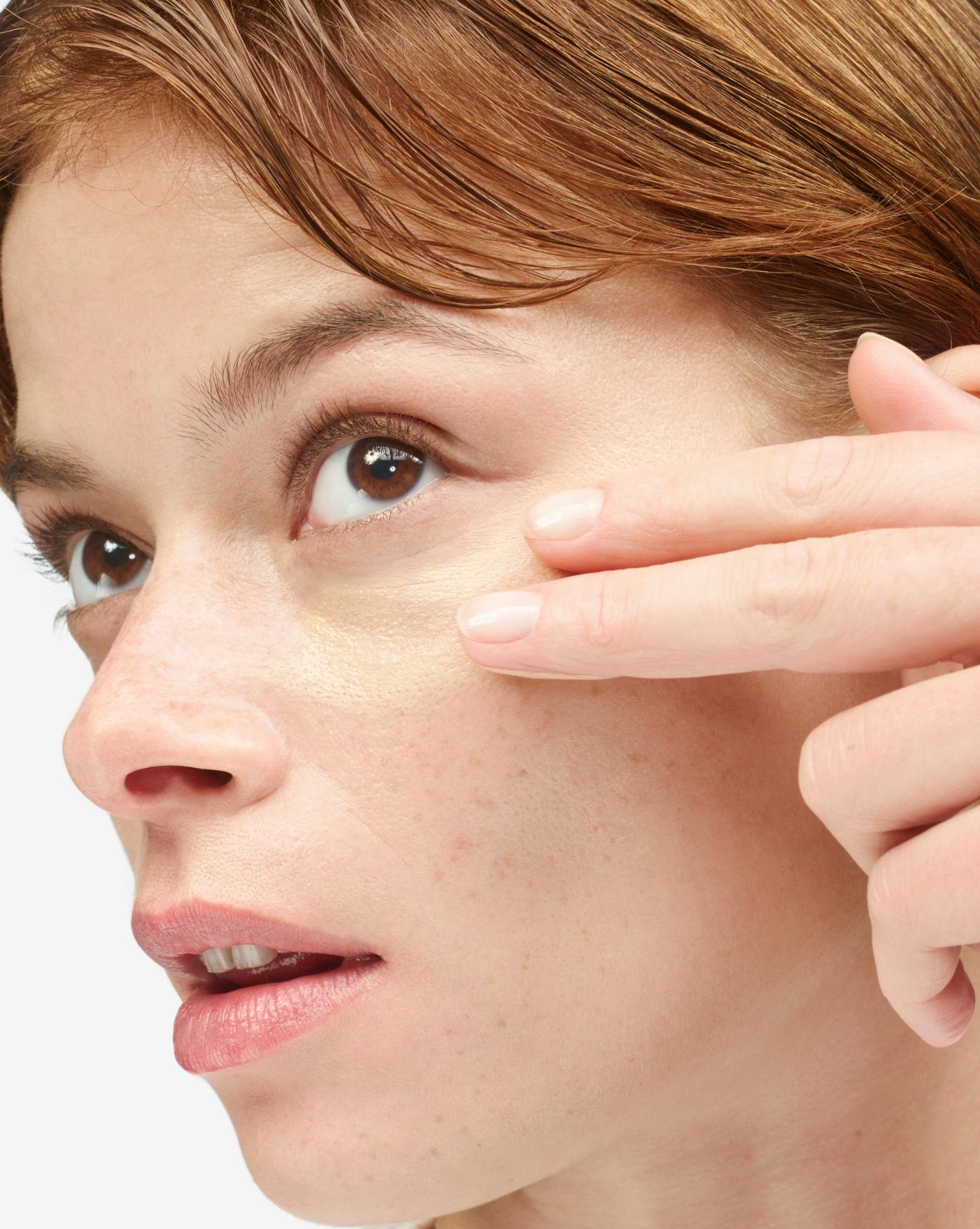 Lydia applies Stretch Balm Concealer in L3.