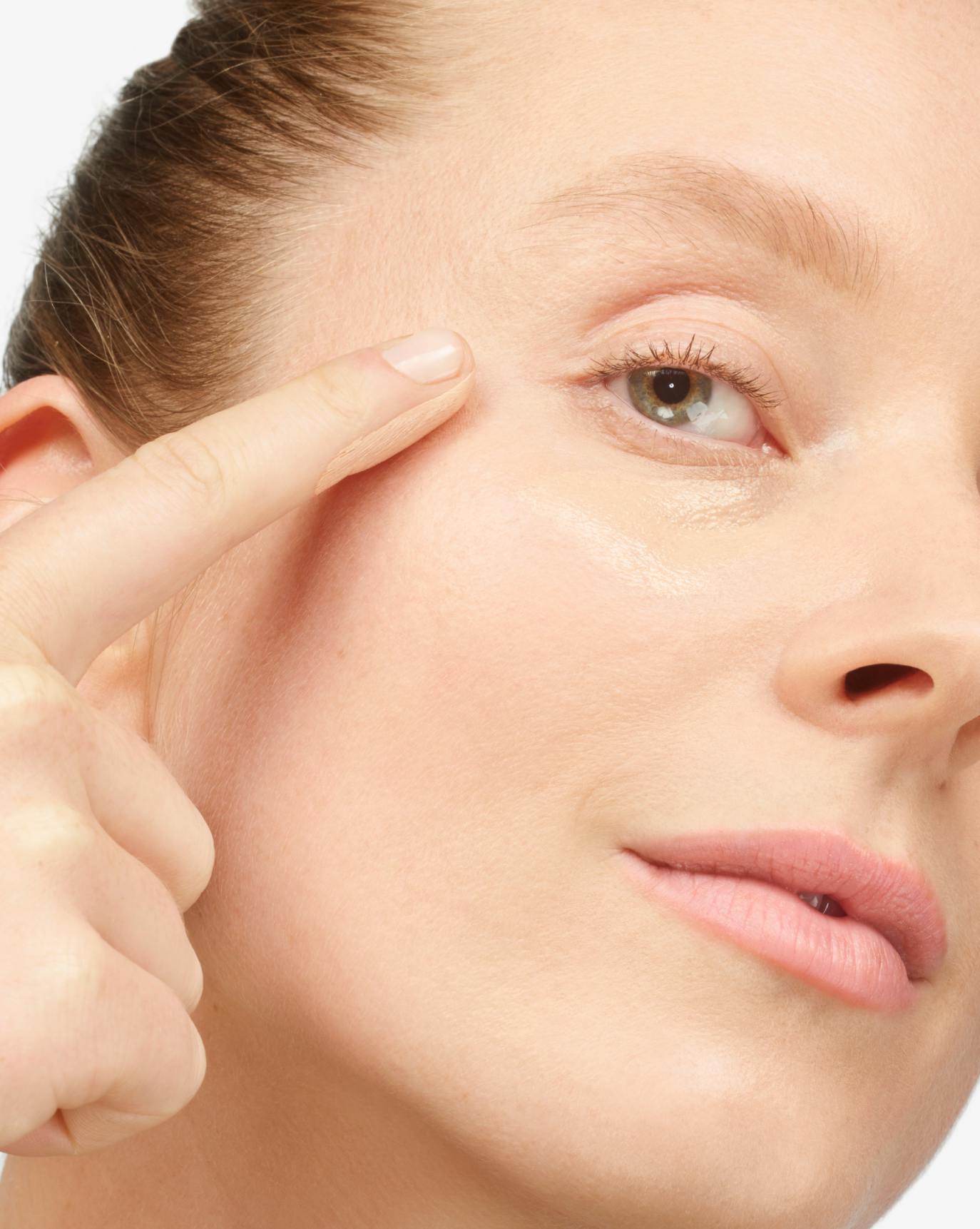 Mona applies Stretch Balm Concealer in L4.