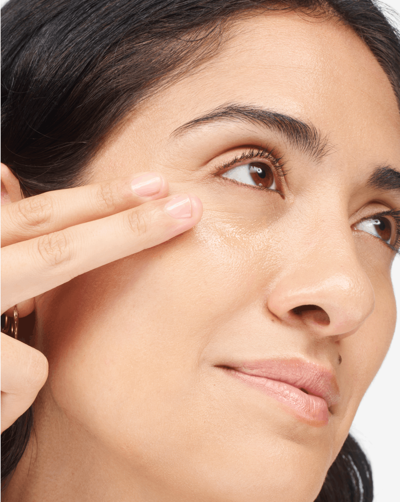 Jamilia applies Stretch Balm Concealer in M3.