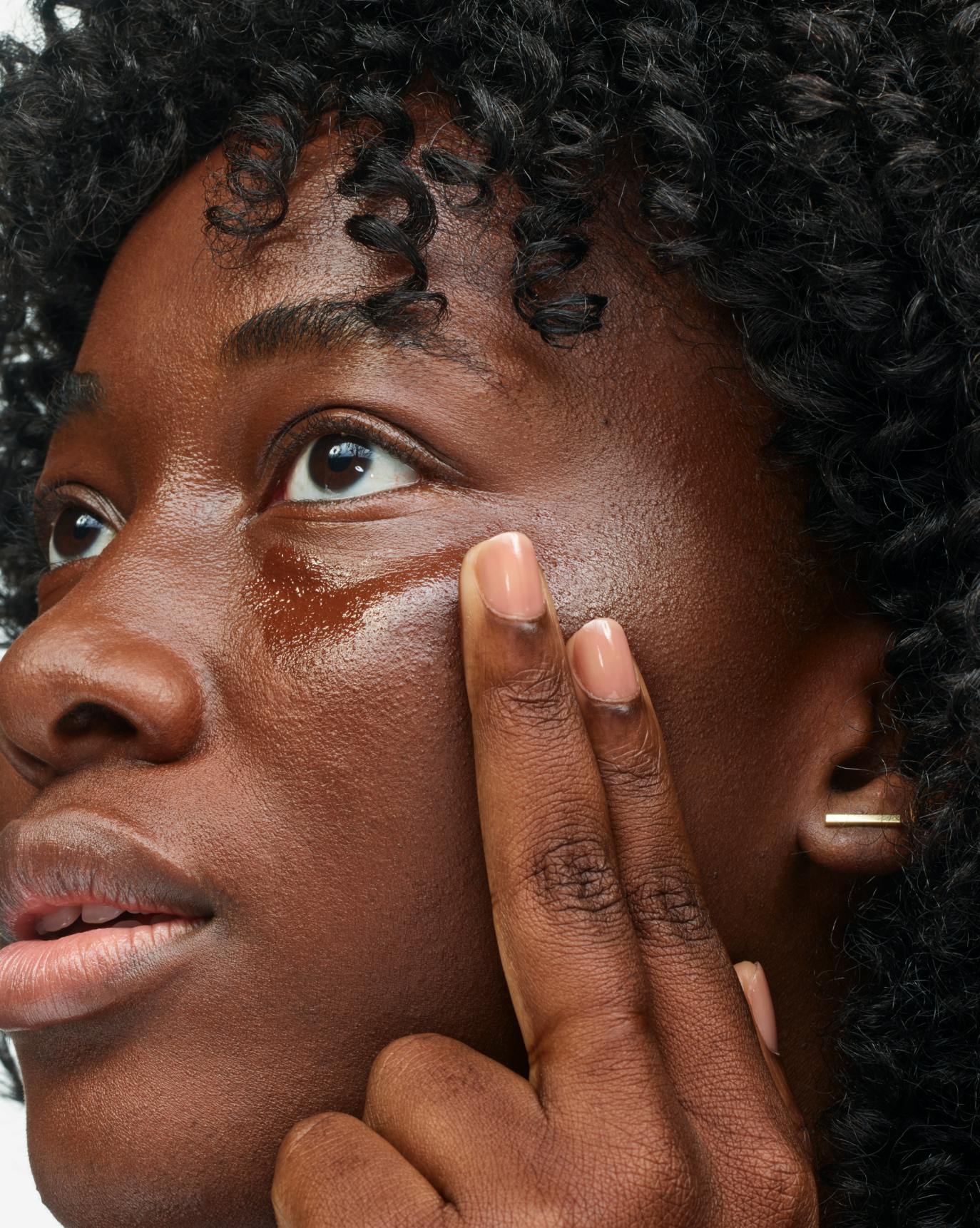 Paule applies Stretch Balm Concealer in VD3.