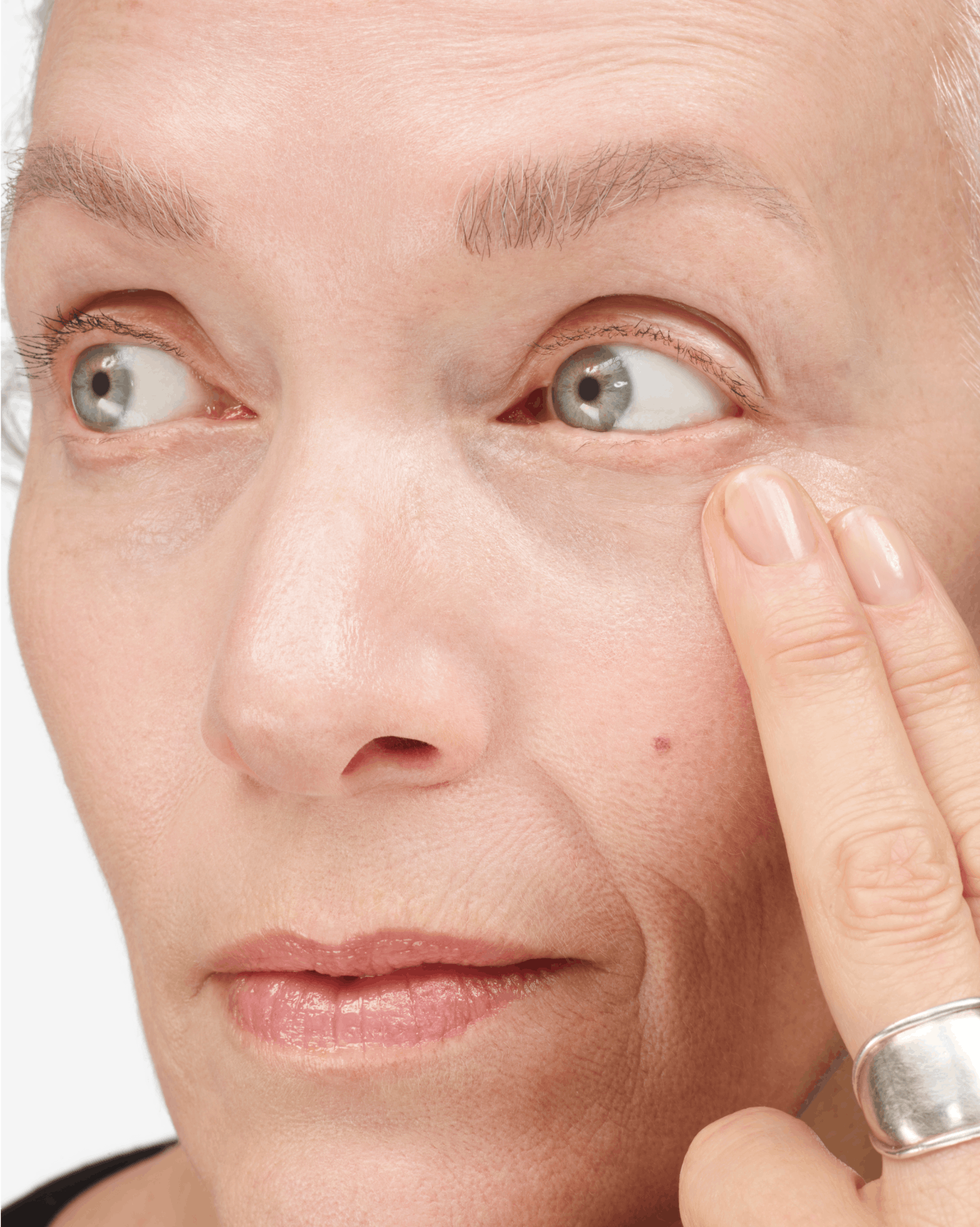 Laura applies Stretch Balm Concealer in VL2.