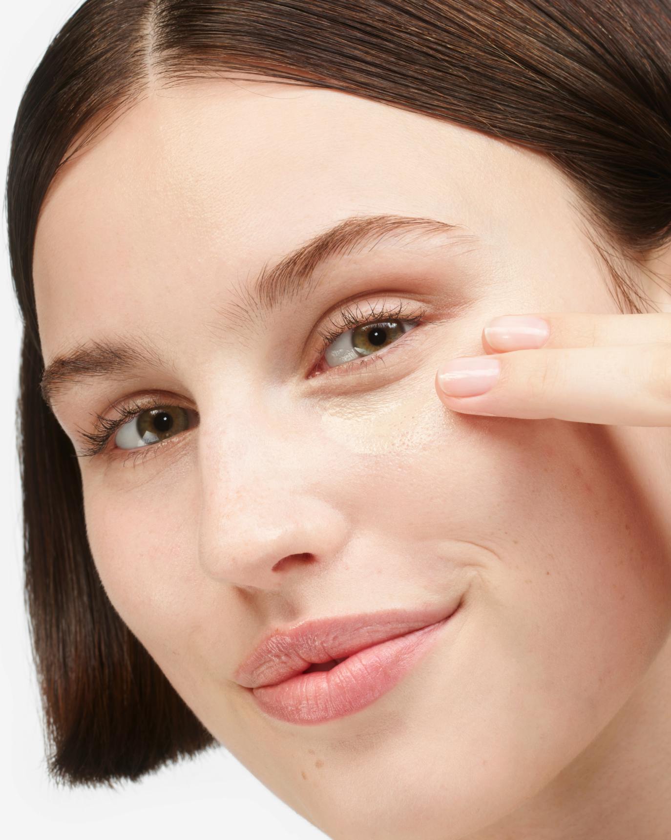 Chloe applies Stretch Balm Concealer in VL3.