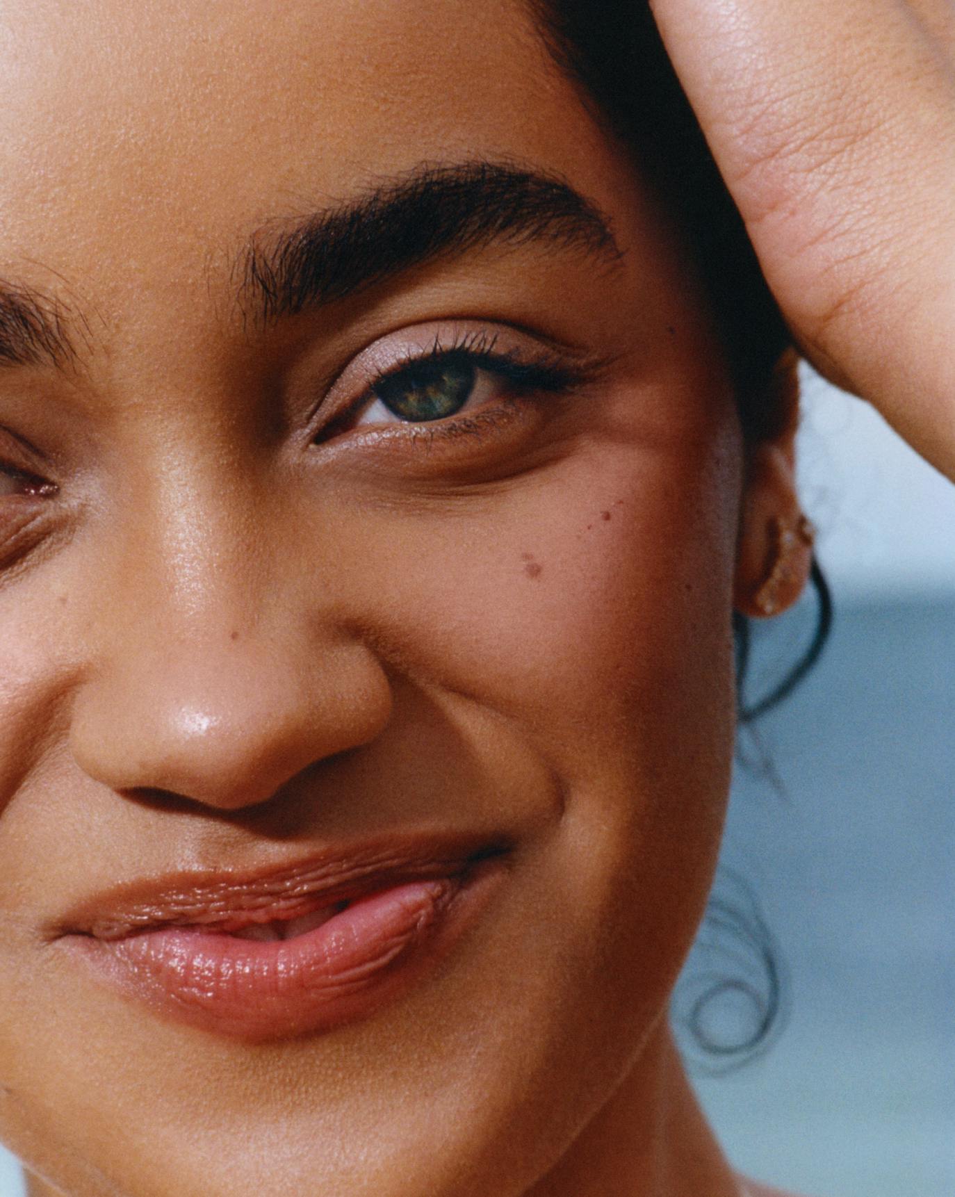 Claudia wears Cloud Paint in Coast.