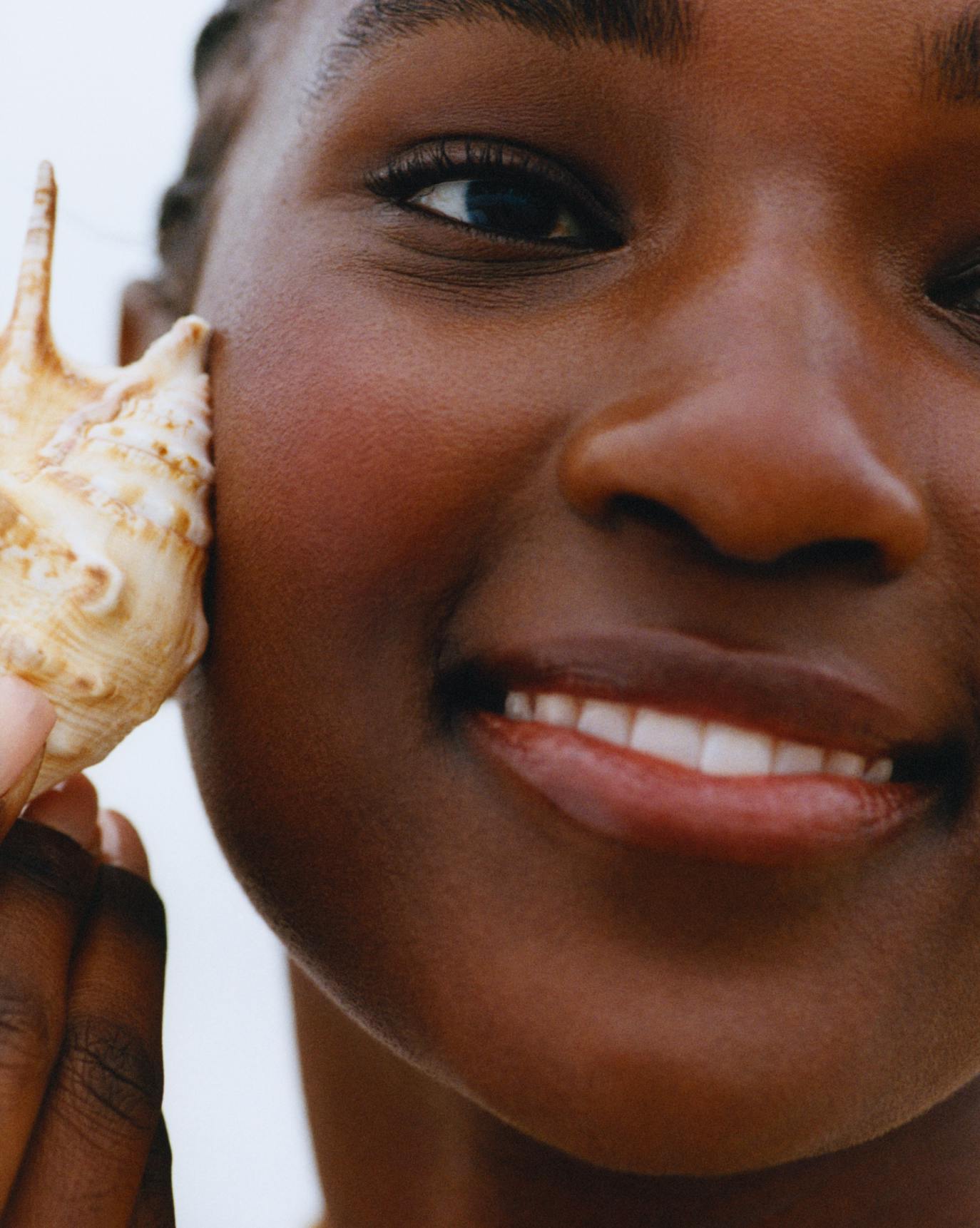 Janica wears Cloud Paint in Drift.