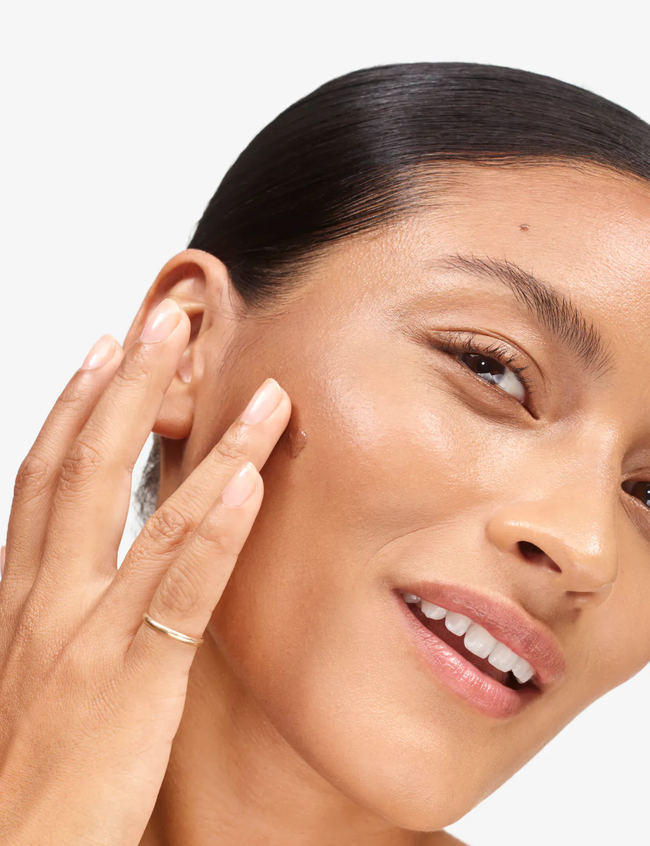 Nina wears Cloud Paint in Swept.
