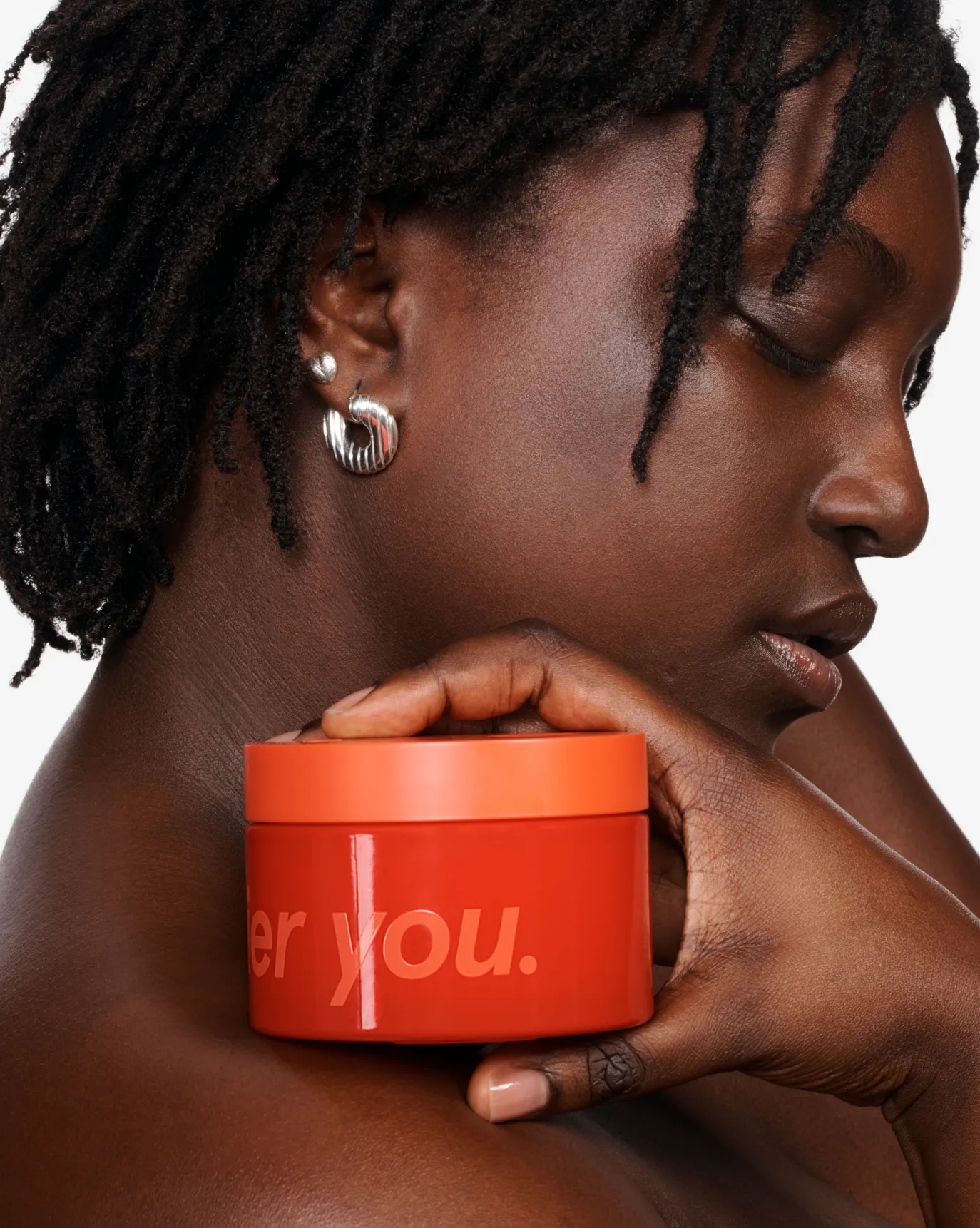 Yacine wears Crème de You.