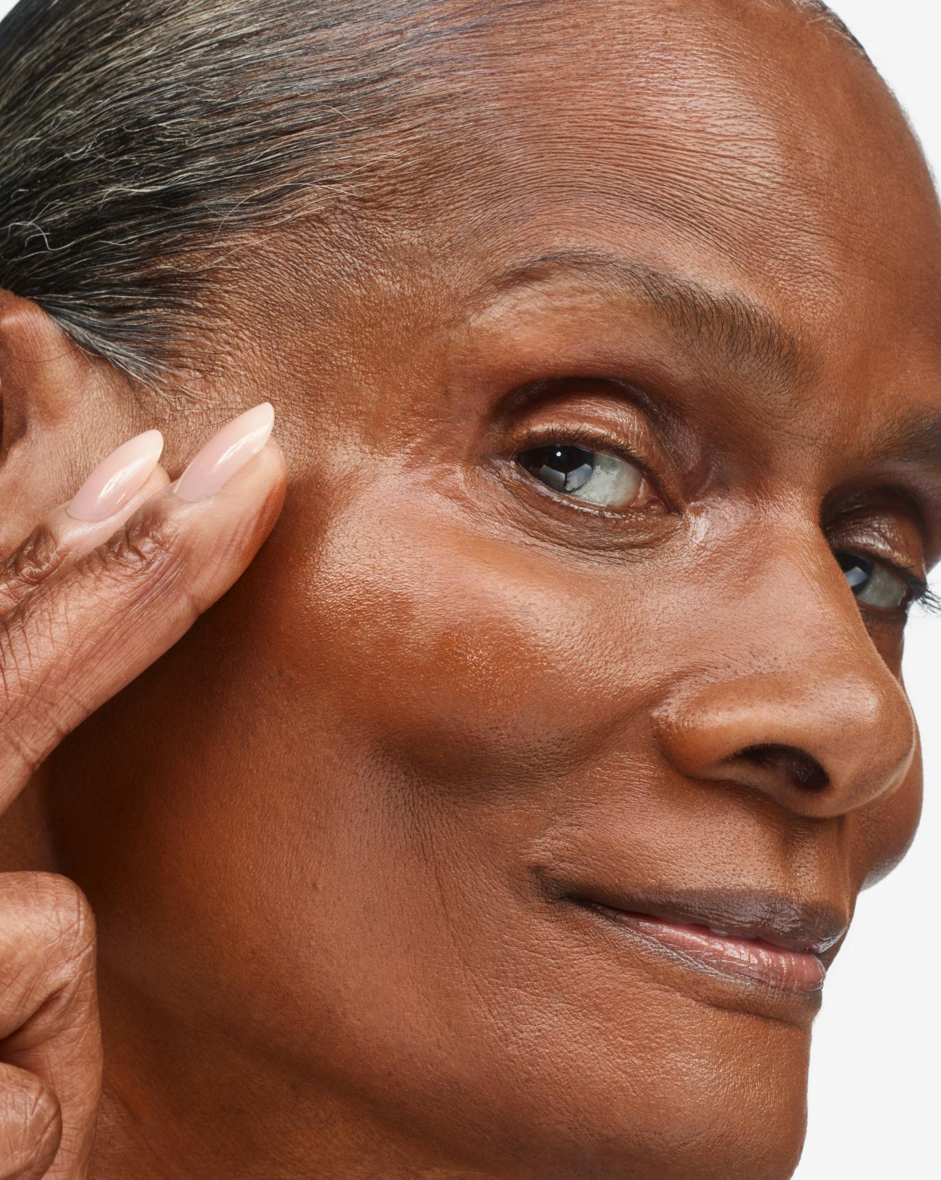 Tracey applies Stretch Fluid Foundation in D3.