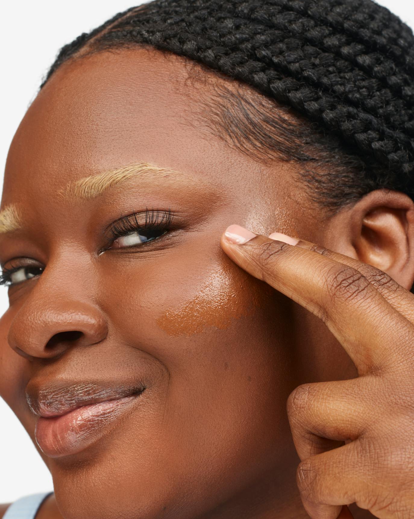 Ibti applies Stretch Fluid Foundation in D5.