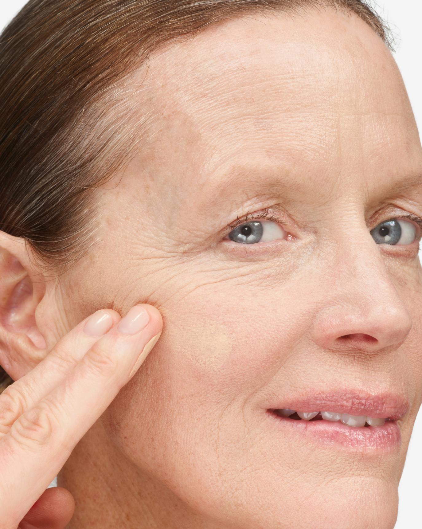 Muffy applies Stretch Fluid Foundation in L1.