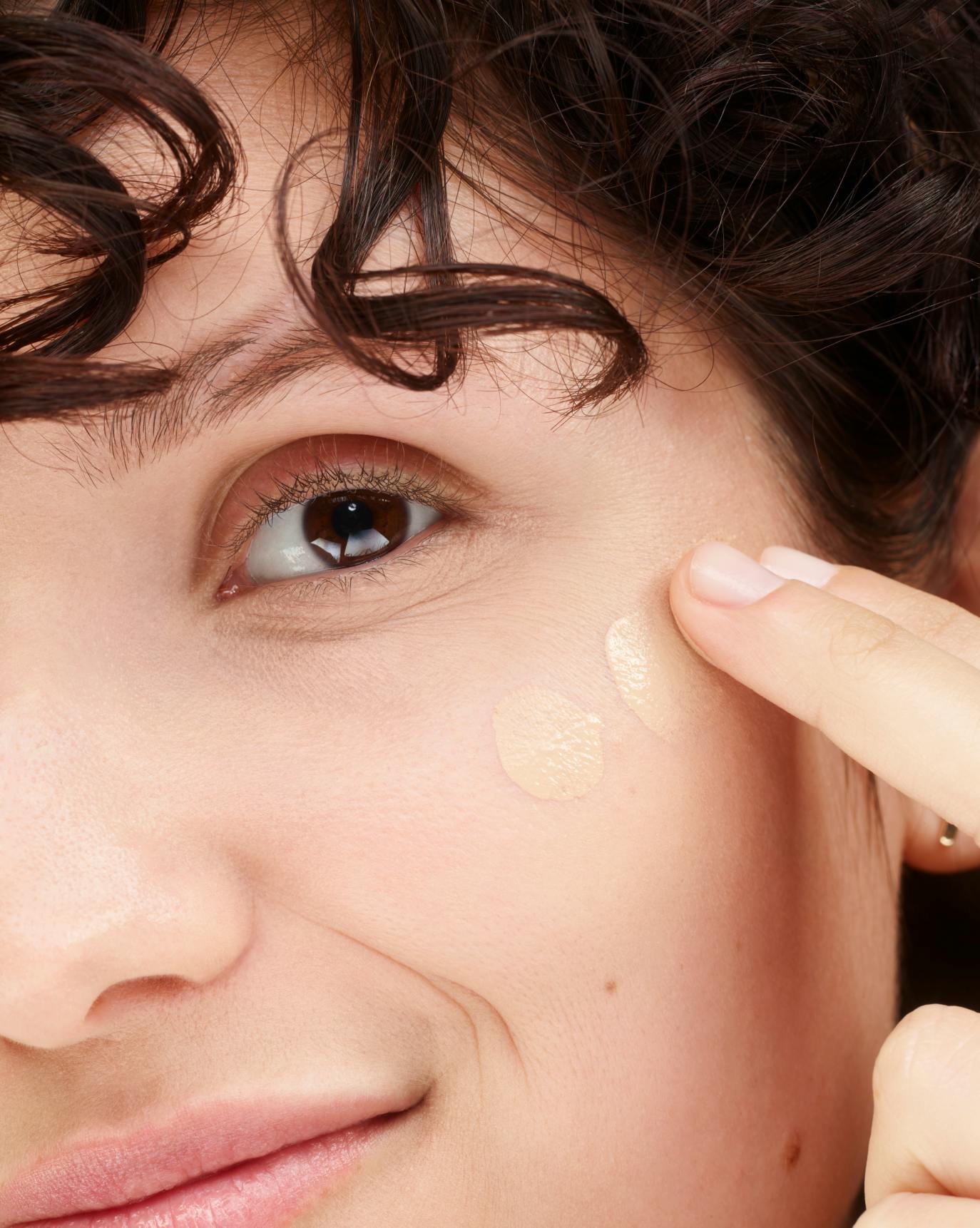 Cel applies Stretch Fluid Foundation in L2.