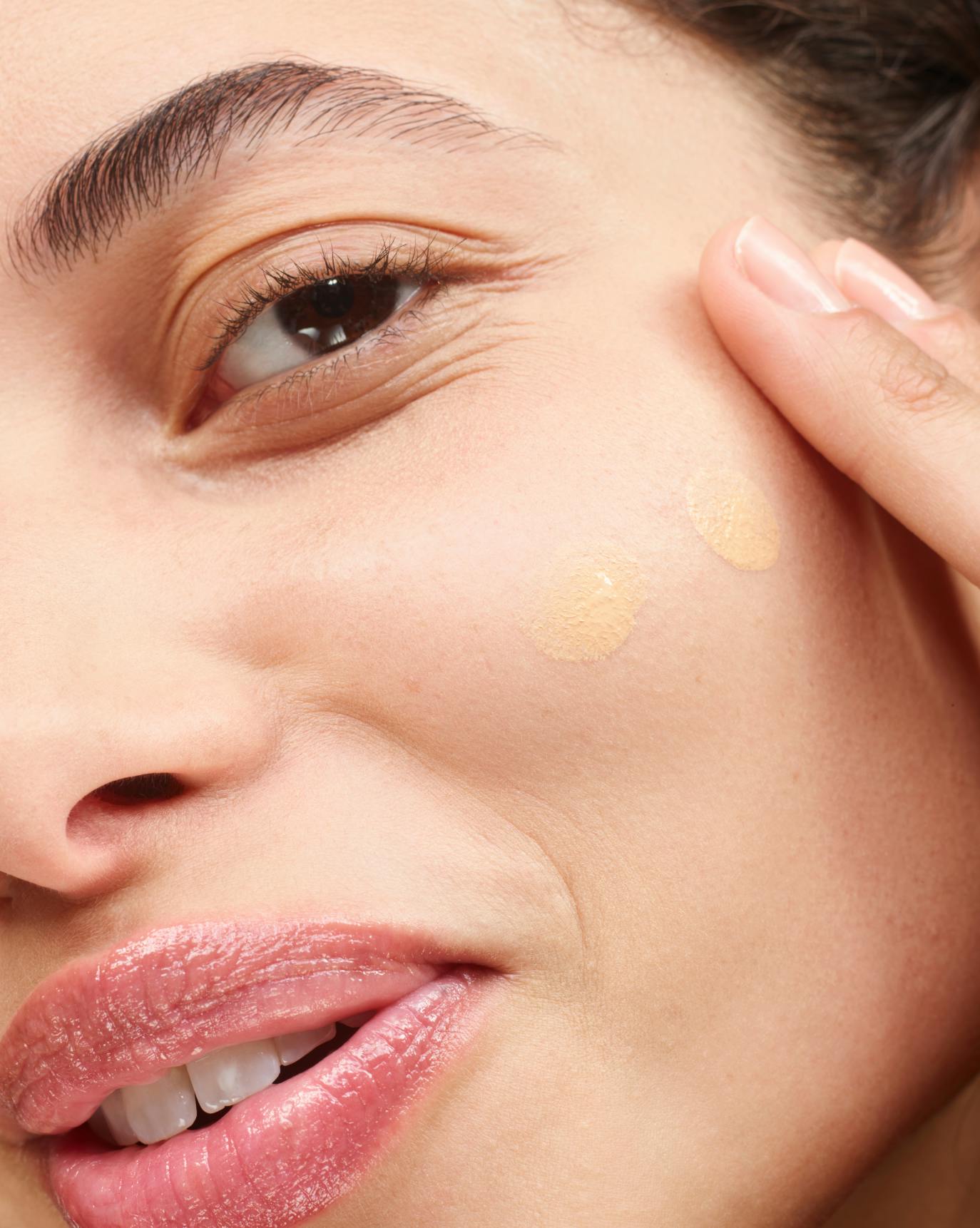 Alici applies Stretch Fluid Foundation in L3.