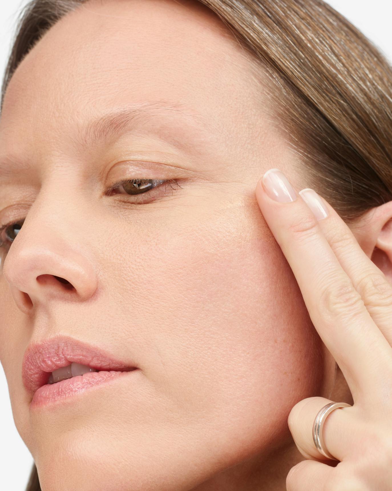 Tijana applies Stretch Fluid Foundation in L4.