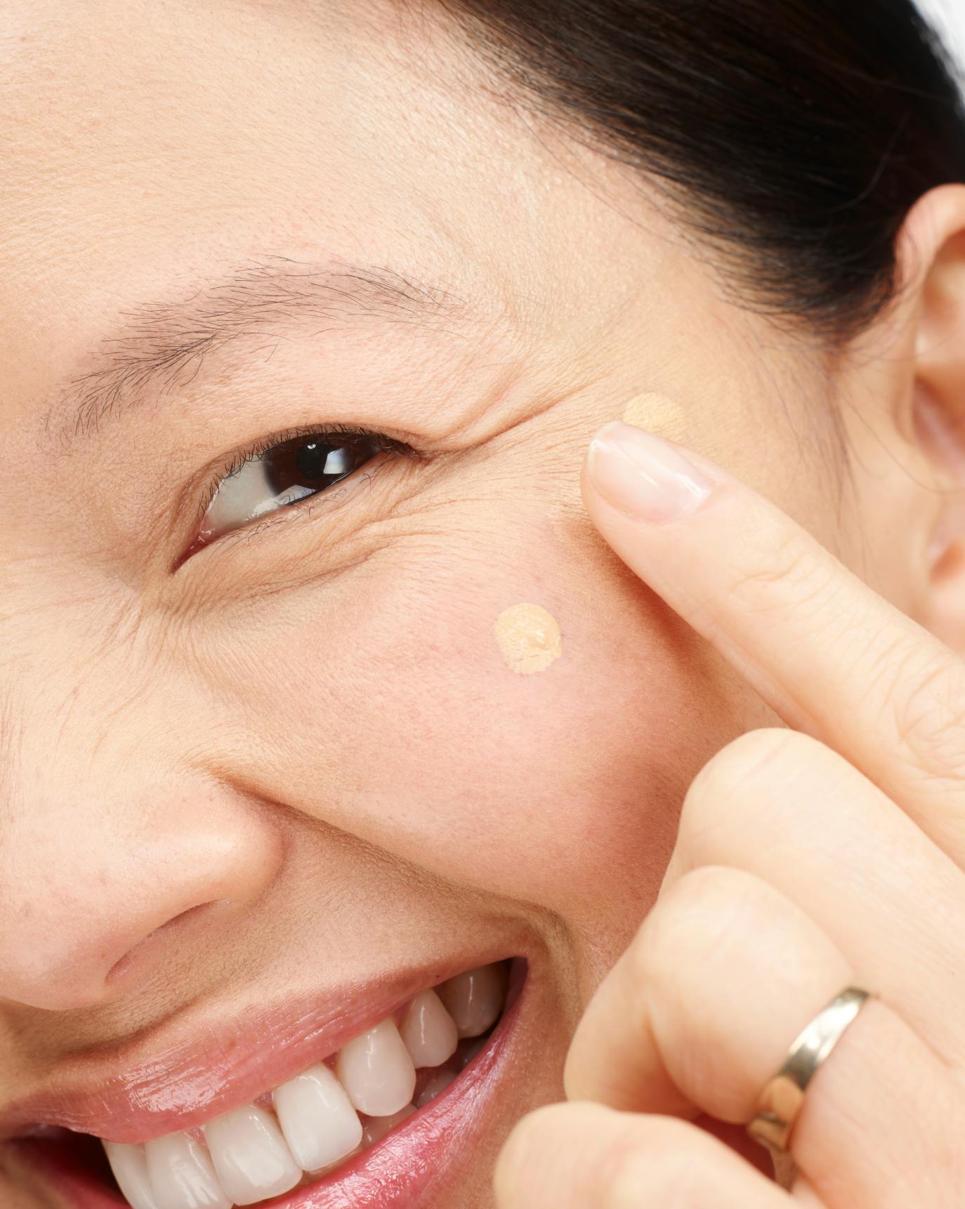 Christine applies Stretch Fluid Foundation in L5.