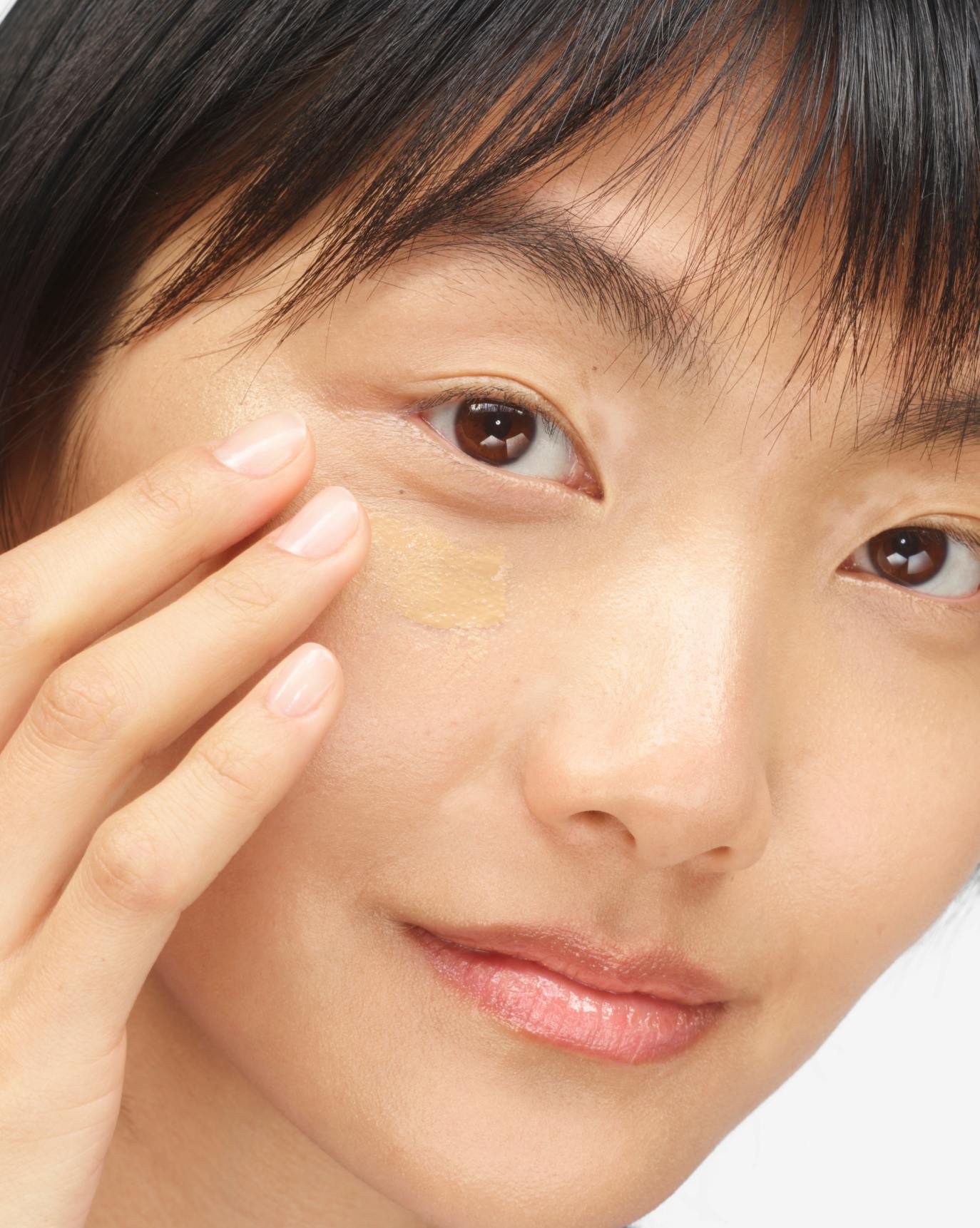 Yoyo applies Stretch Fluid Foundation in M1.