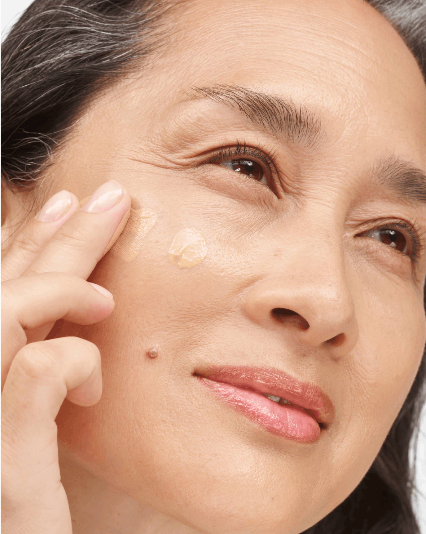 Anna applies Stretch Fluid Foundation in M2.