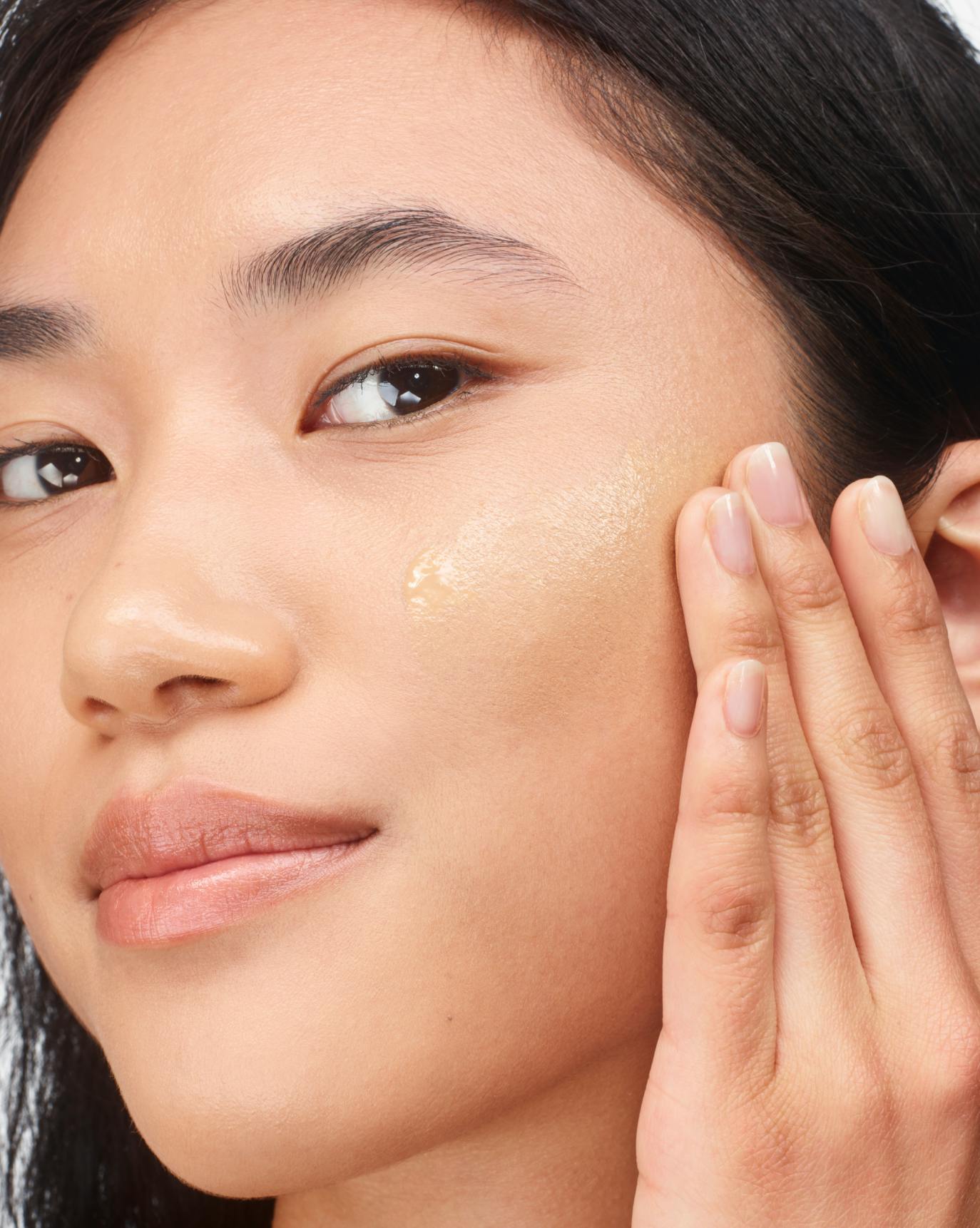 Talisa applies Stretch Fluid Foundation in M4.