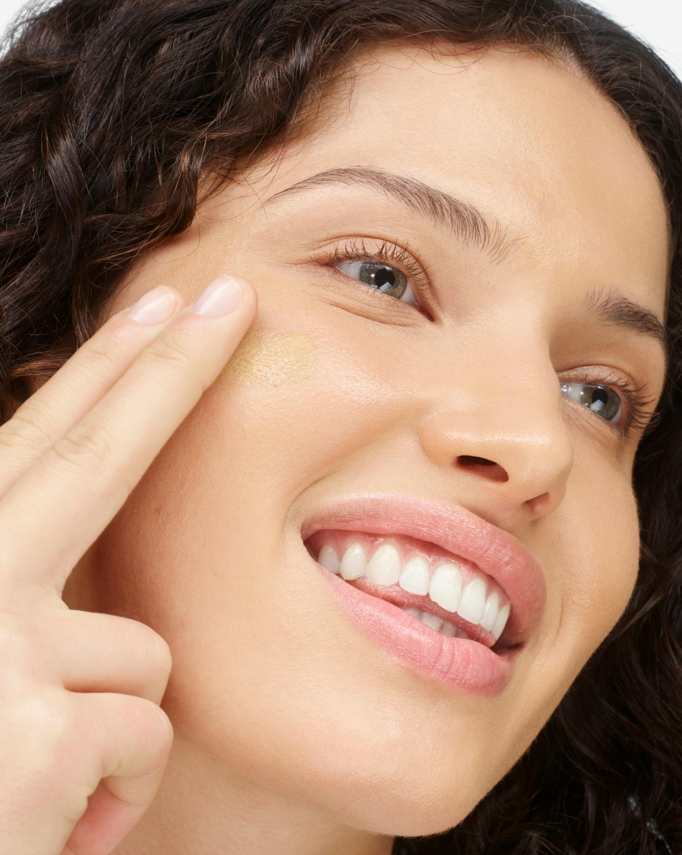 Fidan applies Stretch Fluid Foundation in M5.