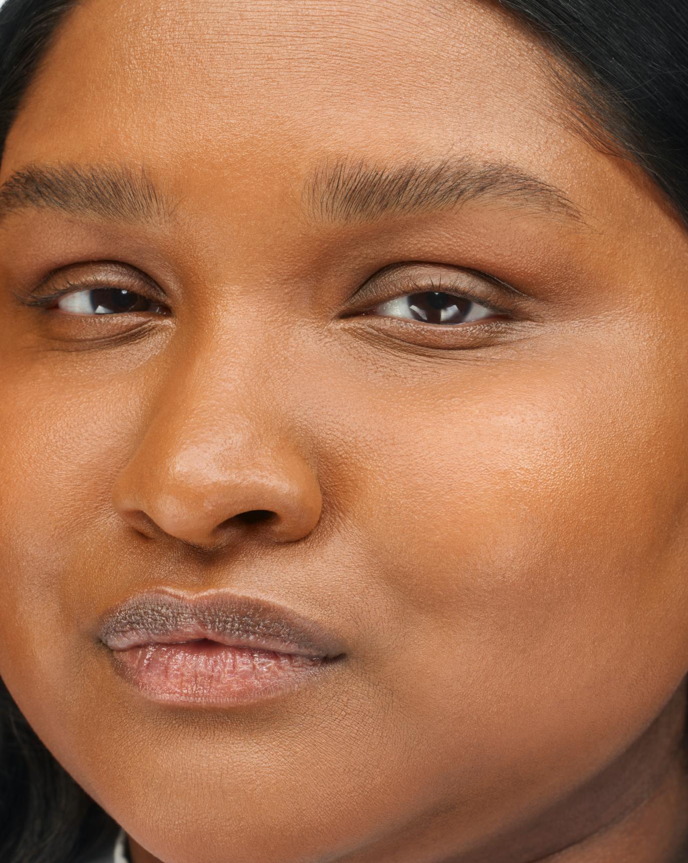 Sarennya in Stretch Fluid Foundation, MD4.