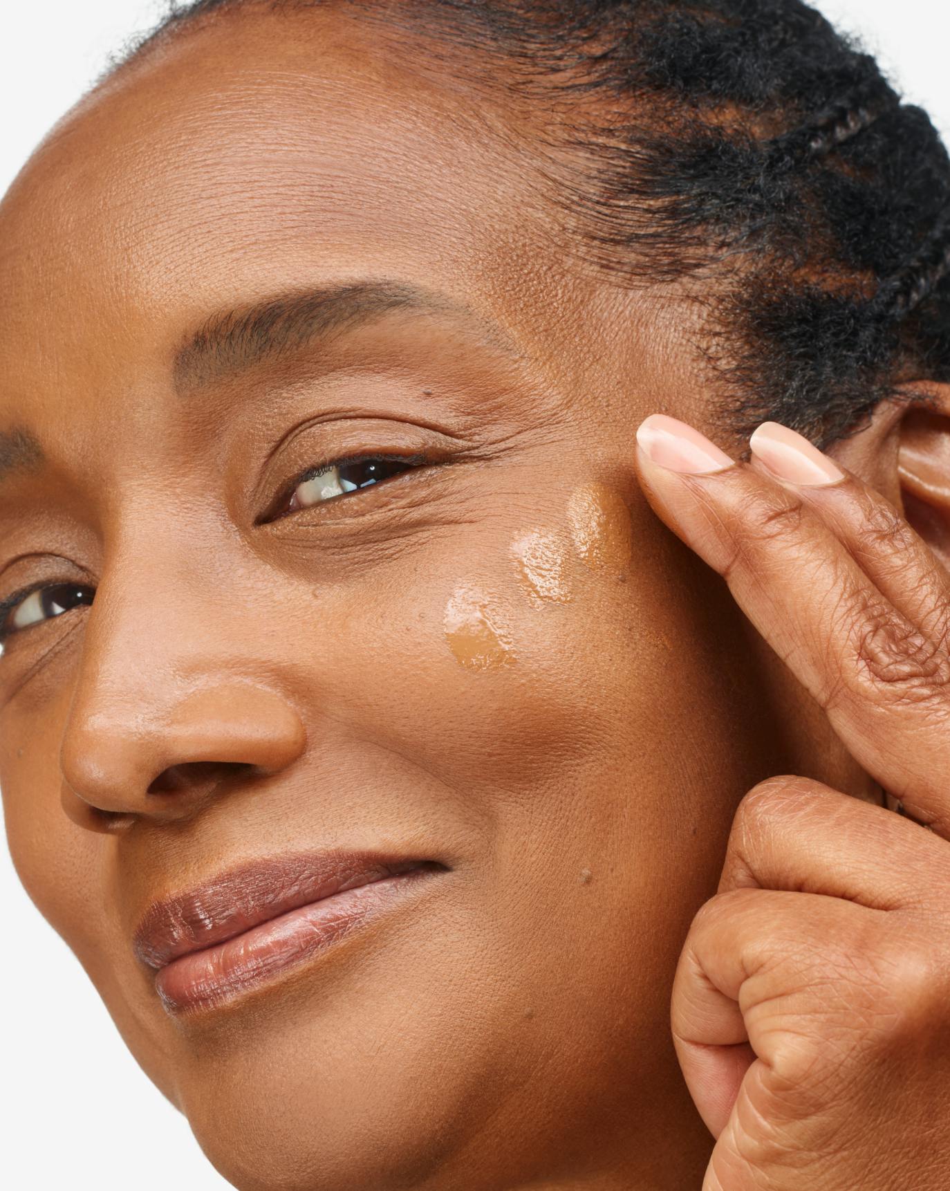 Cynthia applies Stretch Fluid Foundation in MD4.