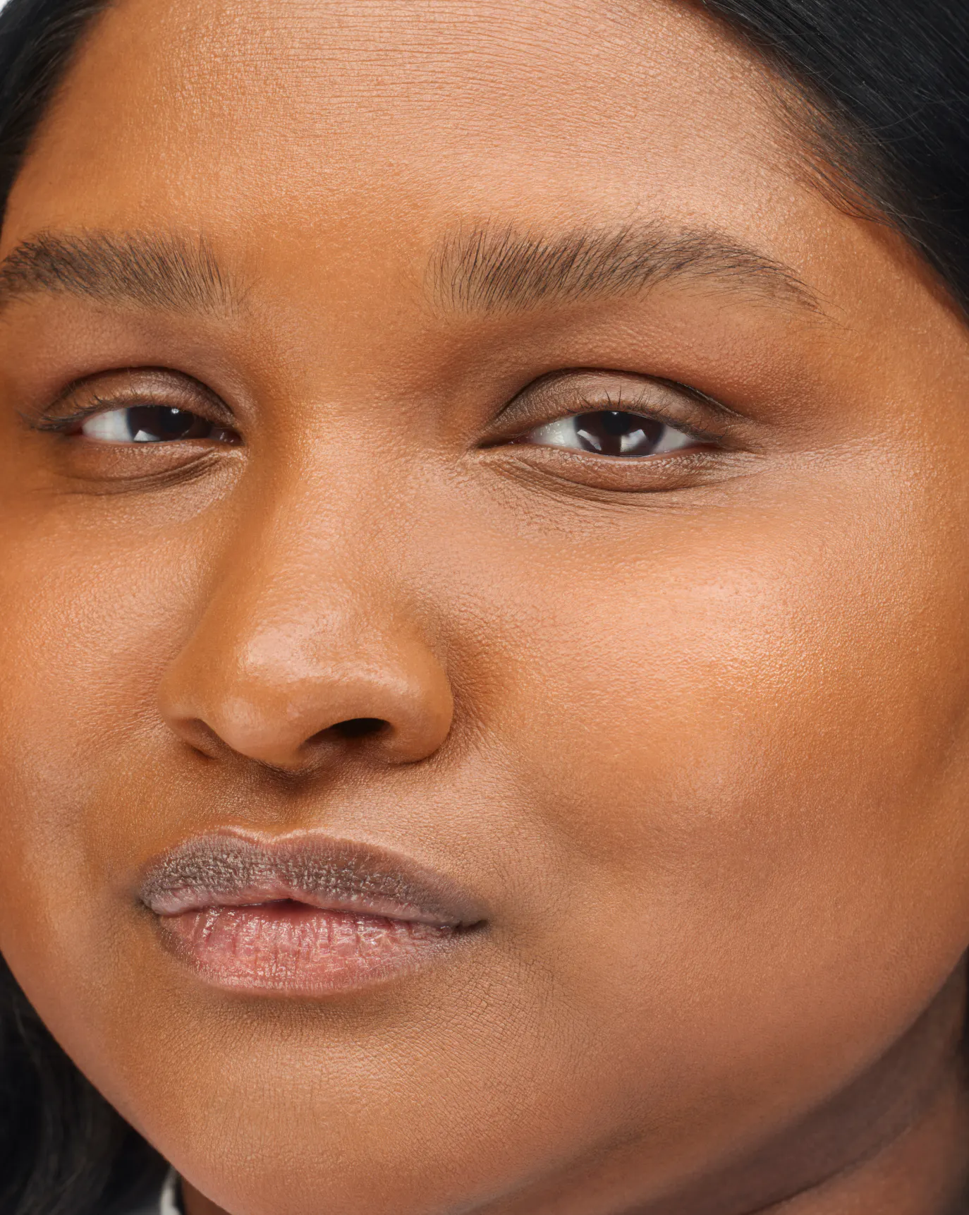 Sarennya in Stretch Fluid Foundation, MD4.