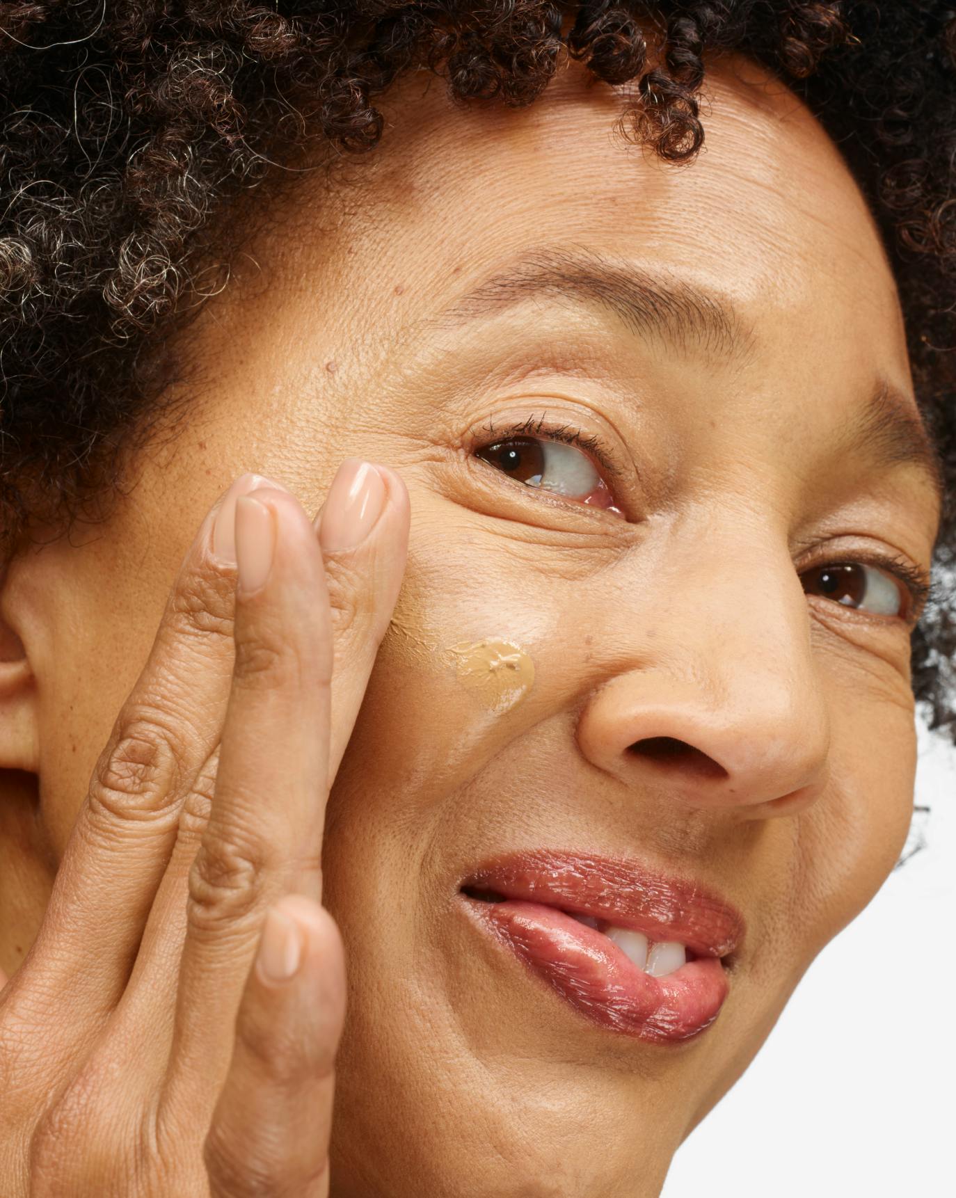 Brooke applies Stretch Fluid Foundation in MT1.