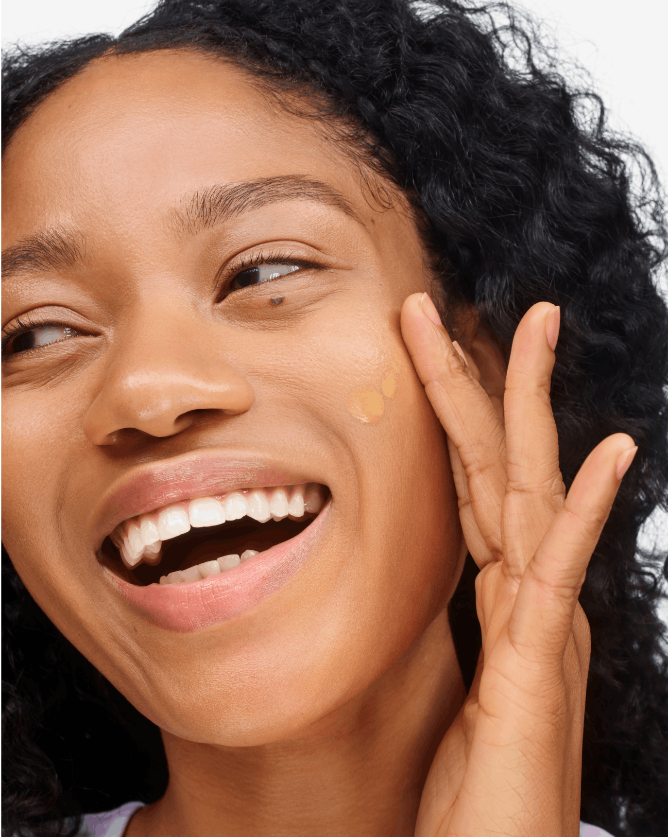 Naome applies Stretch Fluid Foundation in MT3