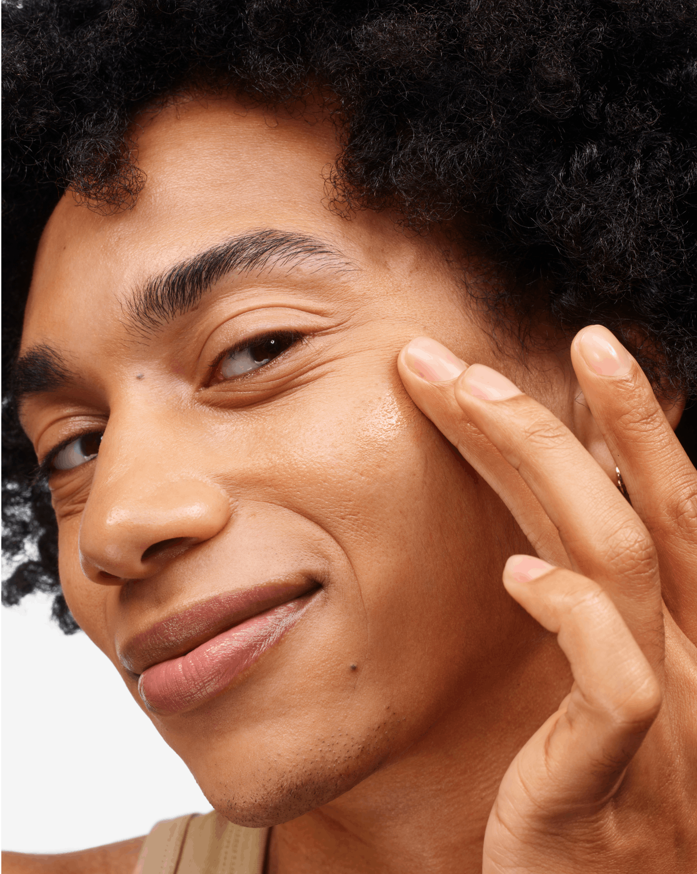 Johndoleezza applies Stretch Fluid Foundation in MT4.